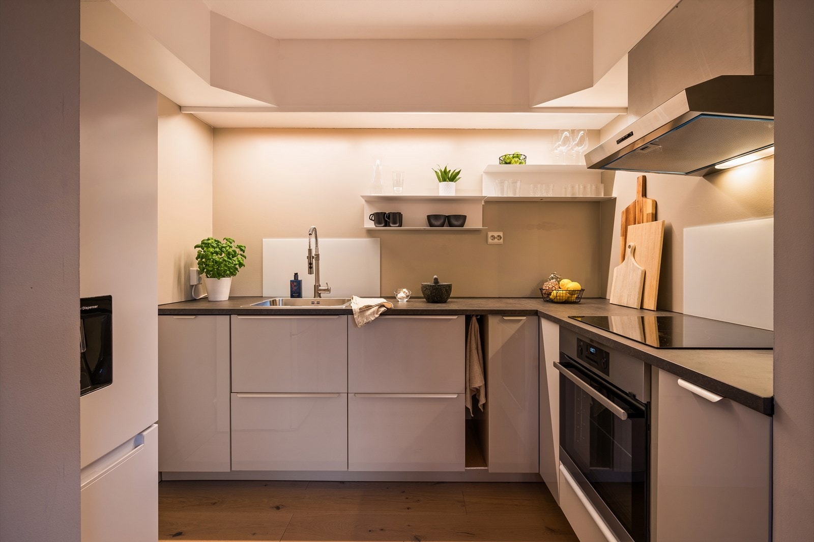 Innredningen har moderne, glatte fronter og en laminat benkeplate med nedfelt vask. Galleribilde