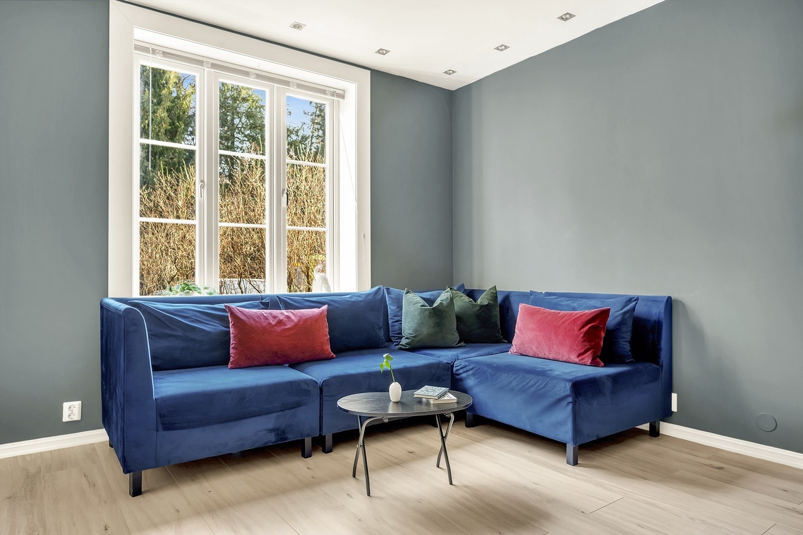 Romslig og luftig stue med plass til sofagruppe og tilhørende sofabord. Galleribilde