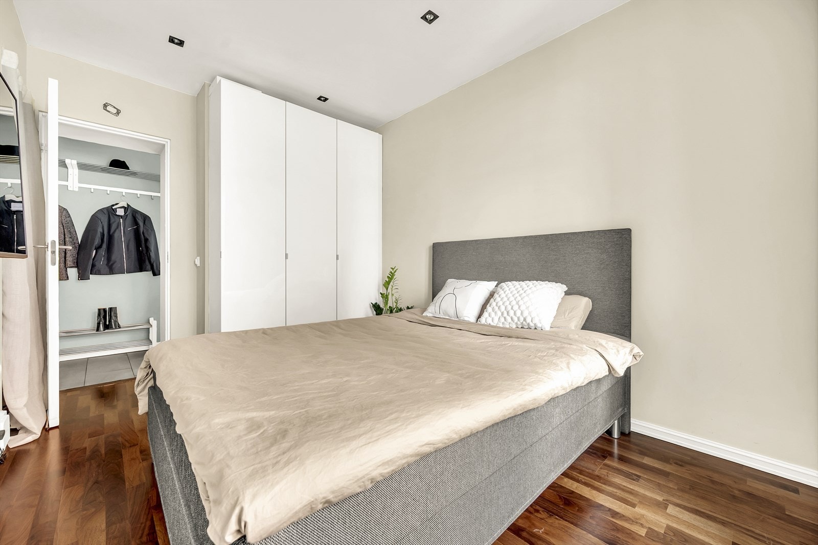 Behagelige, tidsriktige farger preger soverommet. Galleribilde