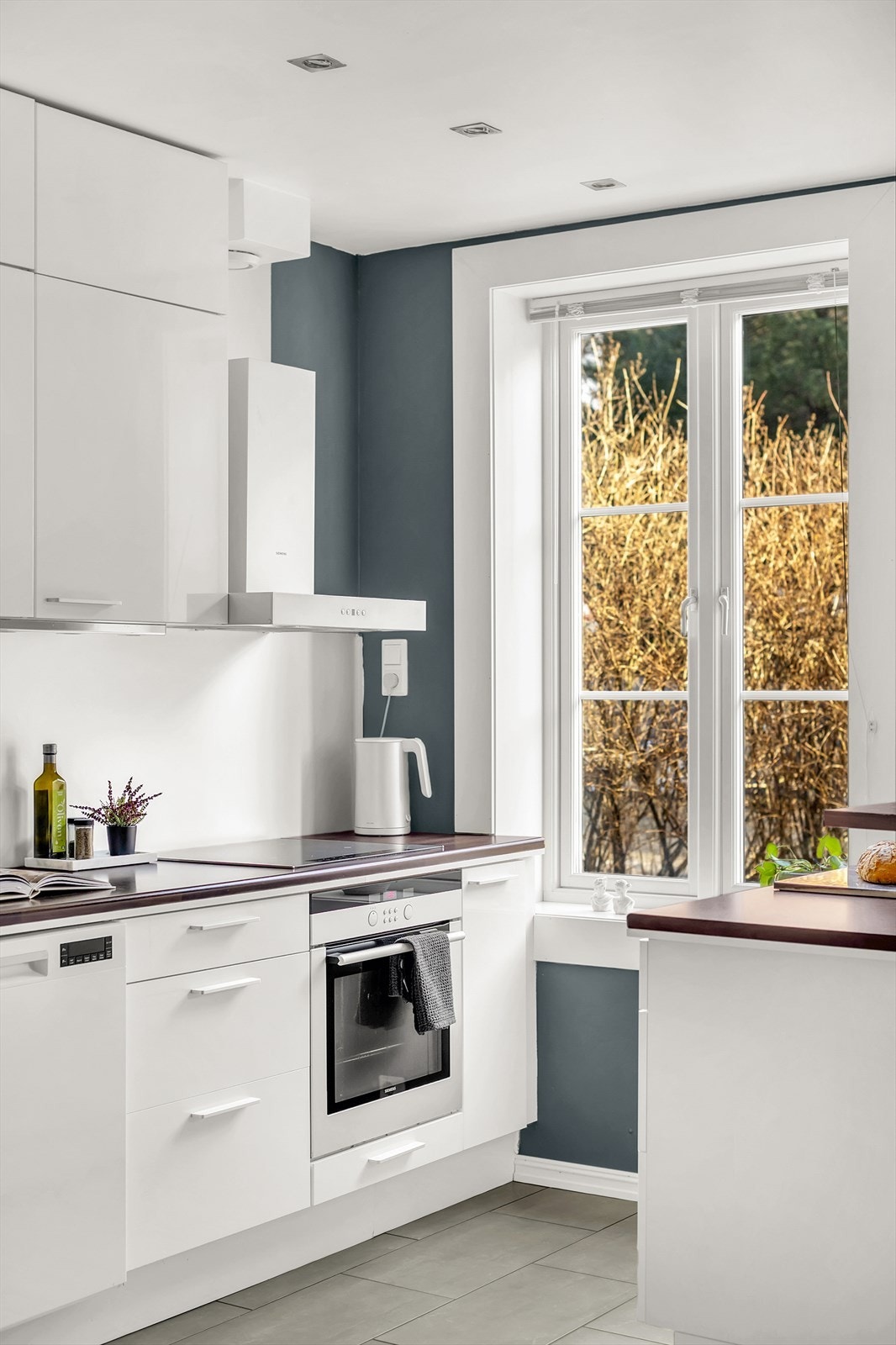 Veggen bak benken er lagt med plater i børstet stål. Galleribilde