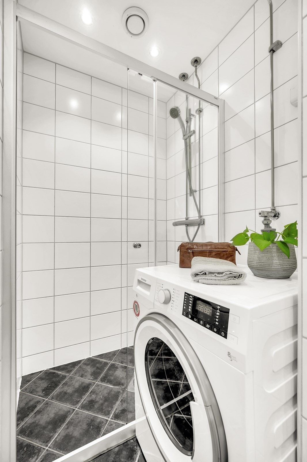 Det er opplegg for vaskemaskin og behagelig gulvvarme. Galleribilde