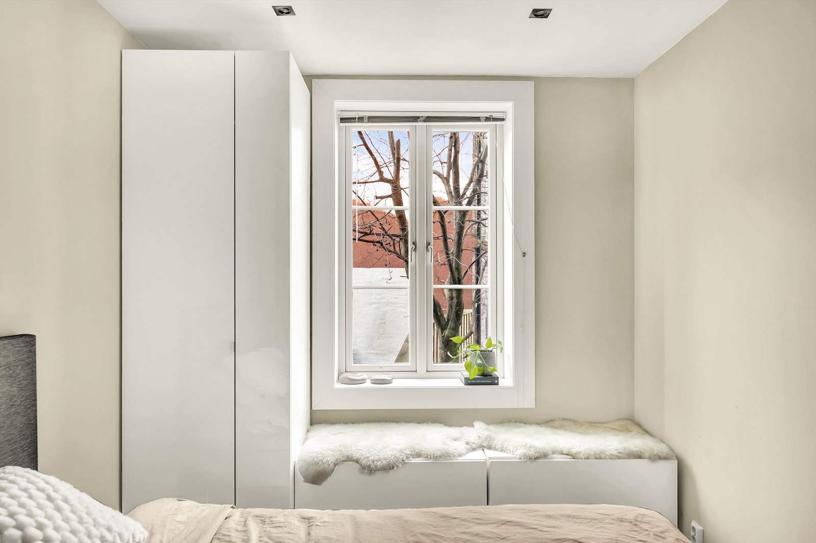 Rommet vender ut mot rolig bakgård, her får du sove i ro og fred. Galleribilde