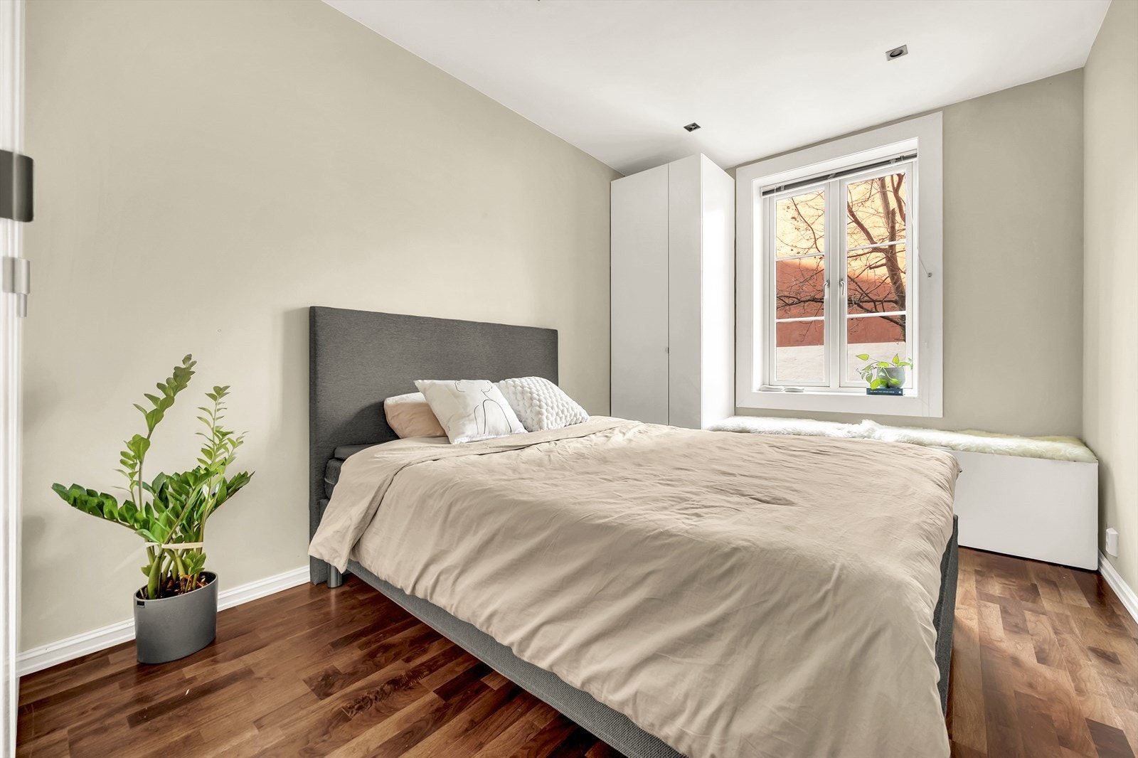 Hovedsoverommet er av fin størrelse og har plass til dobbeltseng, kommode, nattbord og garderobeskap. Galleribilde