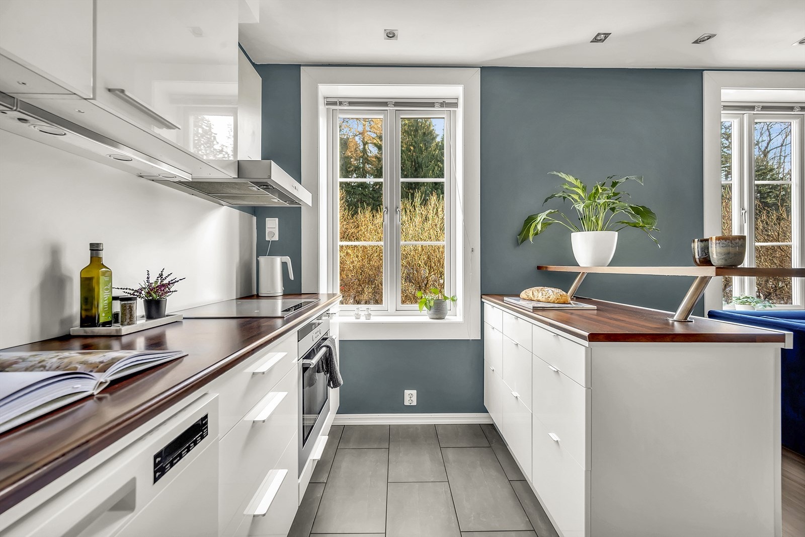 Kjøkkenet har opplegg for oppvaskmaskin, samt integrert koketopp og stekeovn. Ventilator over kokeplass. Galleribilde