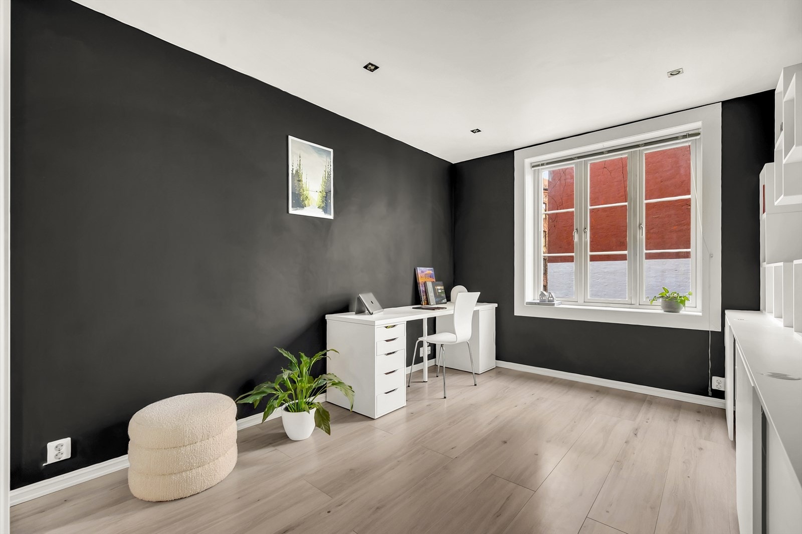 Soverom to er romslig og har plass til både dobbeltseng, nattbord, garderobeskap og skrivepult. Galleribilde