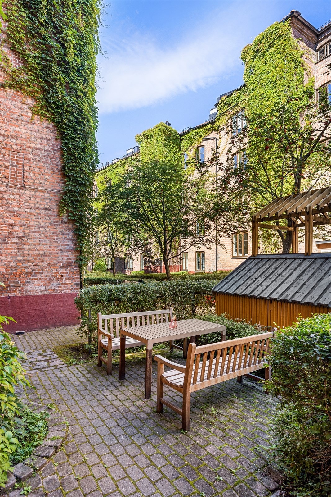 Nydelig felles bakgård med frodige grøntarealer. Galleribilde