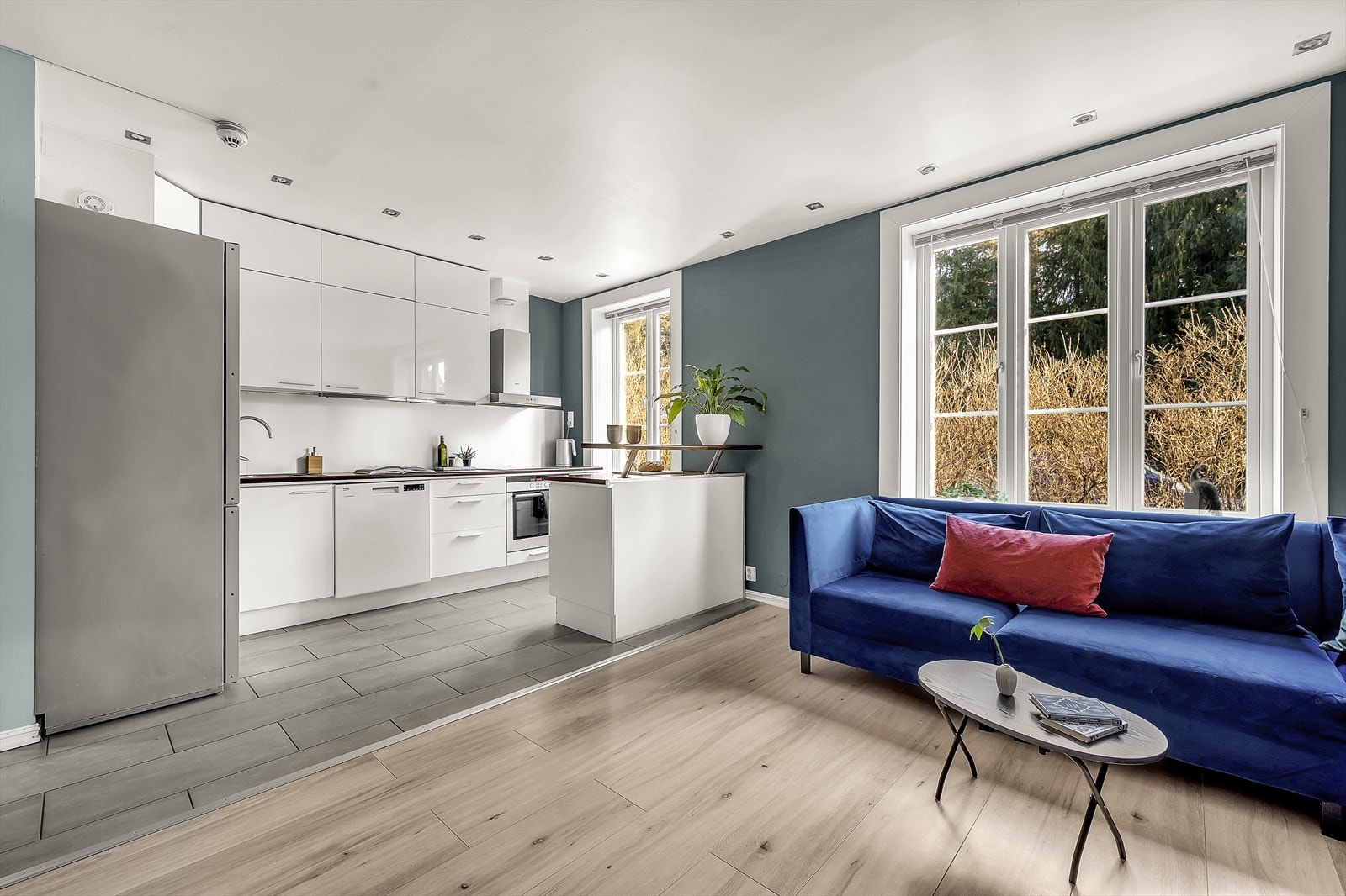 Leiligheten har en effektiv planløsning bestående av entré, to soverom som vender mot bakgård, åpen kjøkken- og stueløsning og flislagt bad 2014. Galleribilde