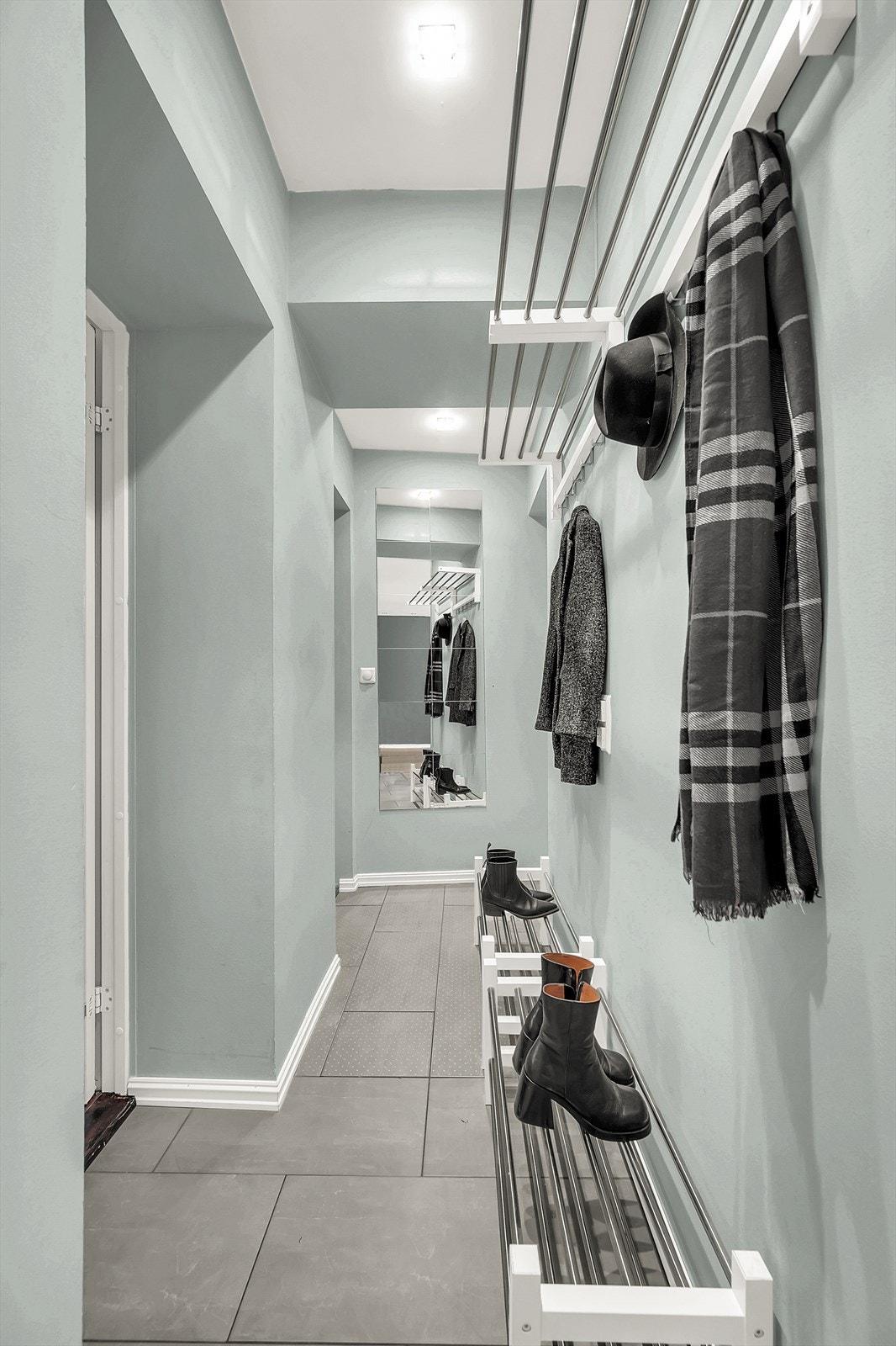 Entréen gir et fint førsteinntrykk av leiligheten med plass til oppbevaring av ytterklær og sko. Veggmontert callinganlegg. Galleribilde