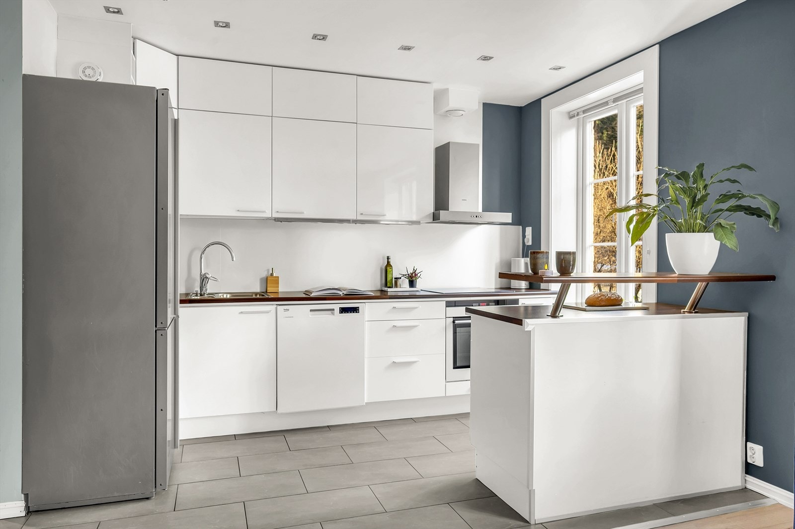 Moderne kjøkken med en smart barløsning. Galleribilde