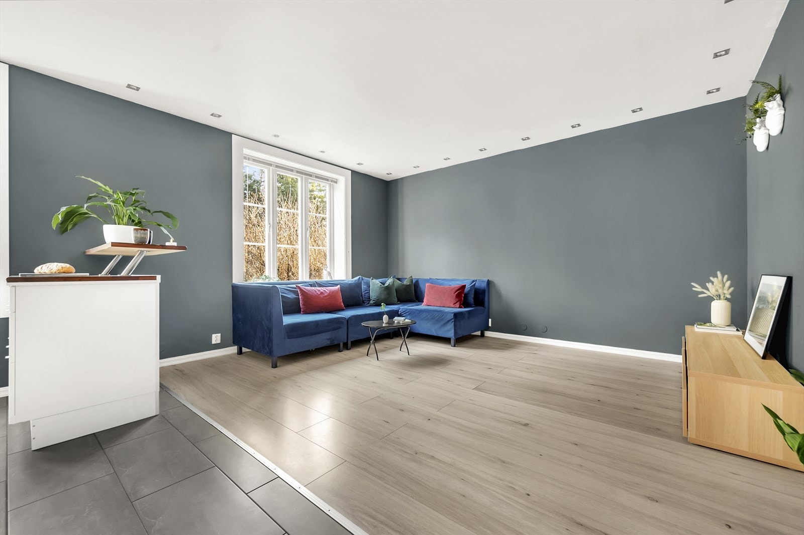 Stuen har store vindusflater som slipper til rikelig med naturlig lys. Galleribilde