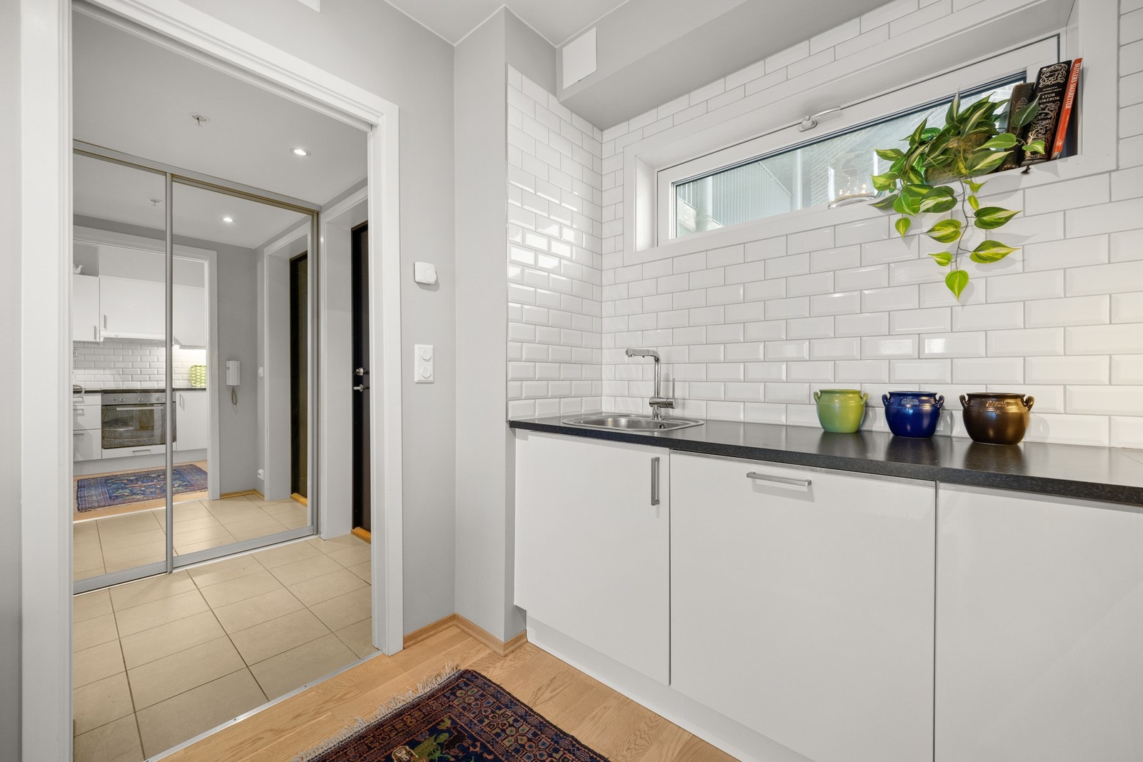 Det er integrert stekeovn, oppvaskmaskin og kjøleskap, samt induksjonstopp Galleribilde