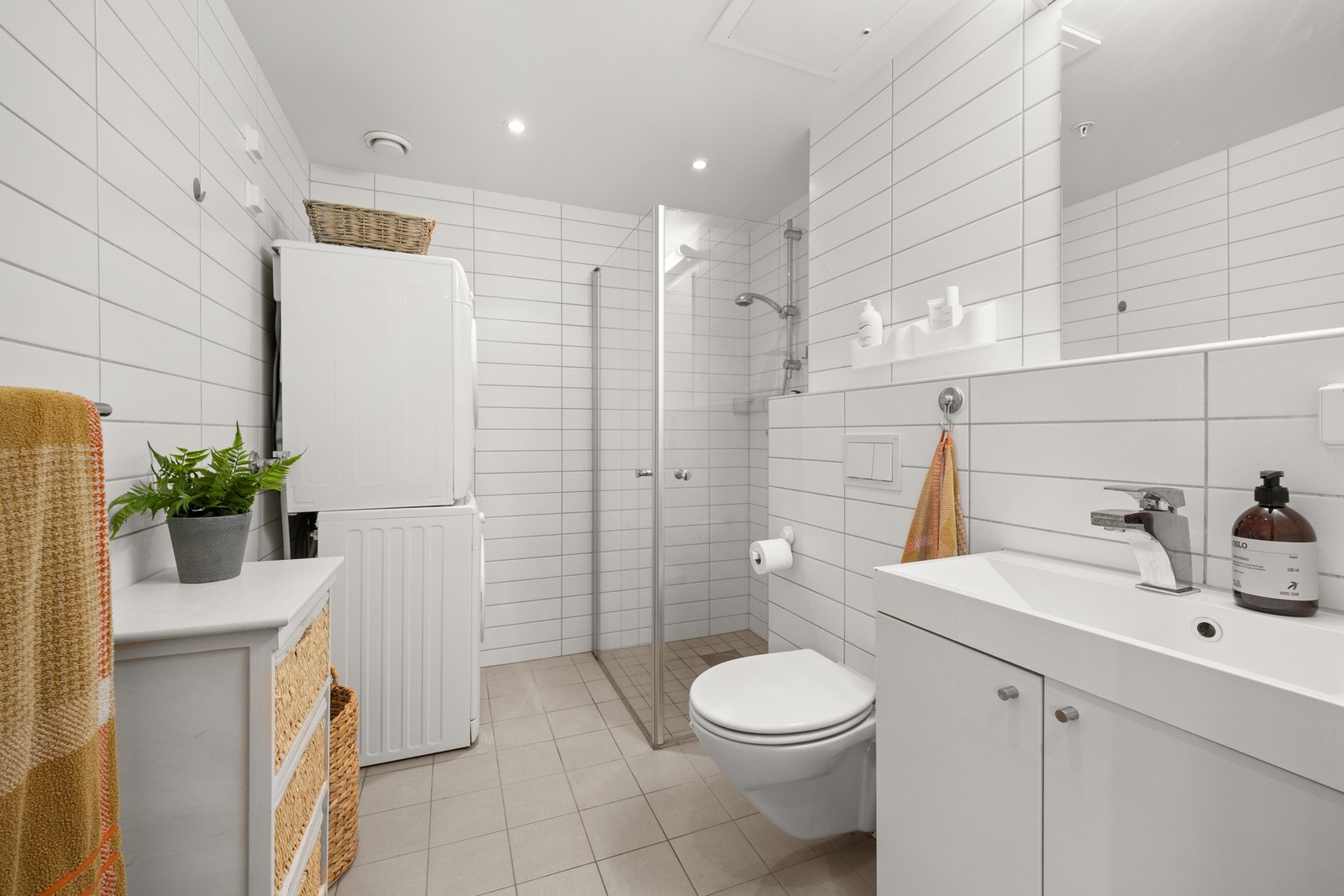 Flislagt bad med opplegg for vaskemaskin og tørketrommel Galleribilde