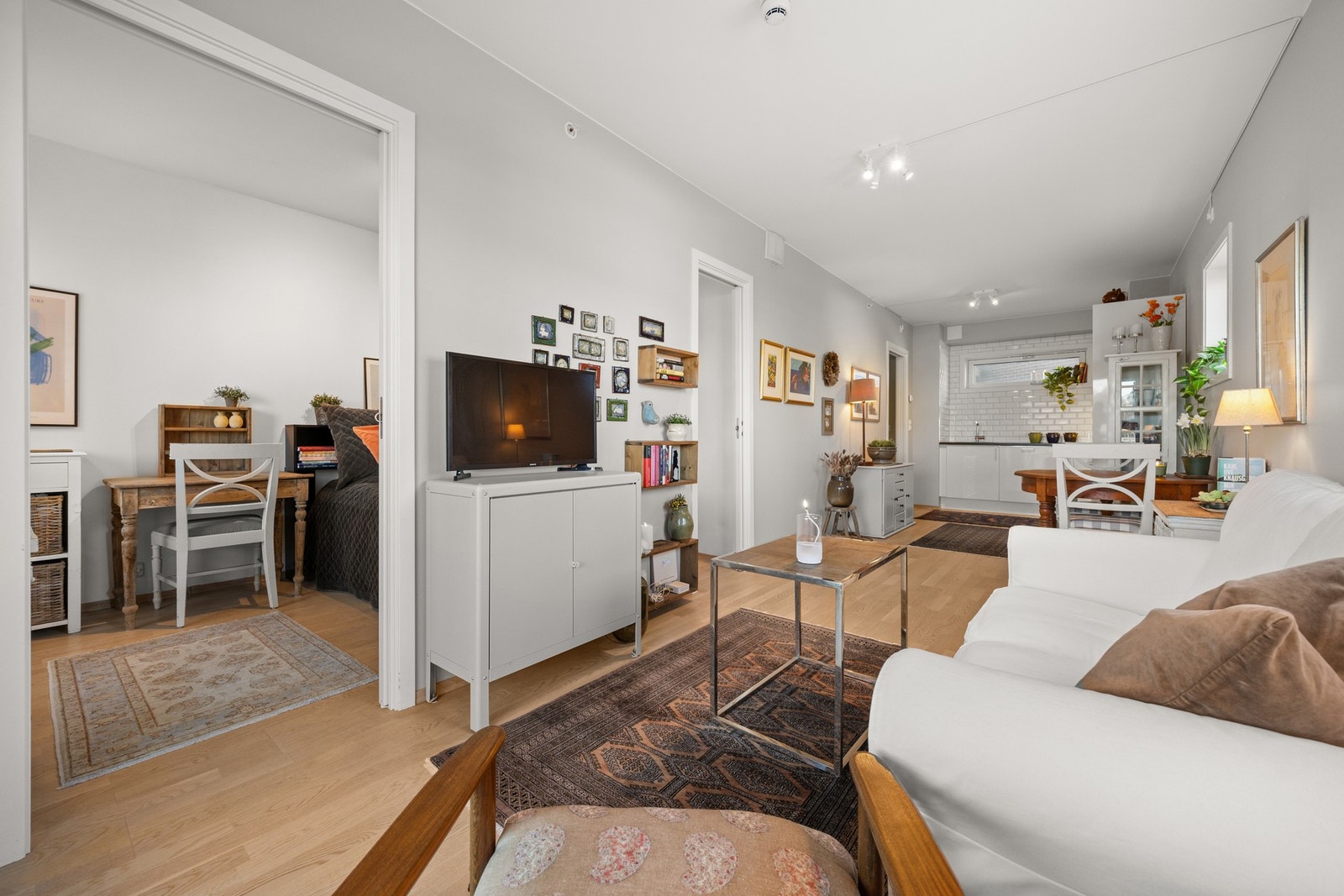 I stuen er det god plass til sofa med tilhørende mediemøblement Galleribilde