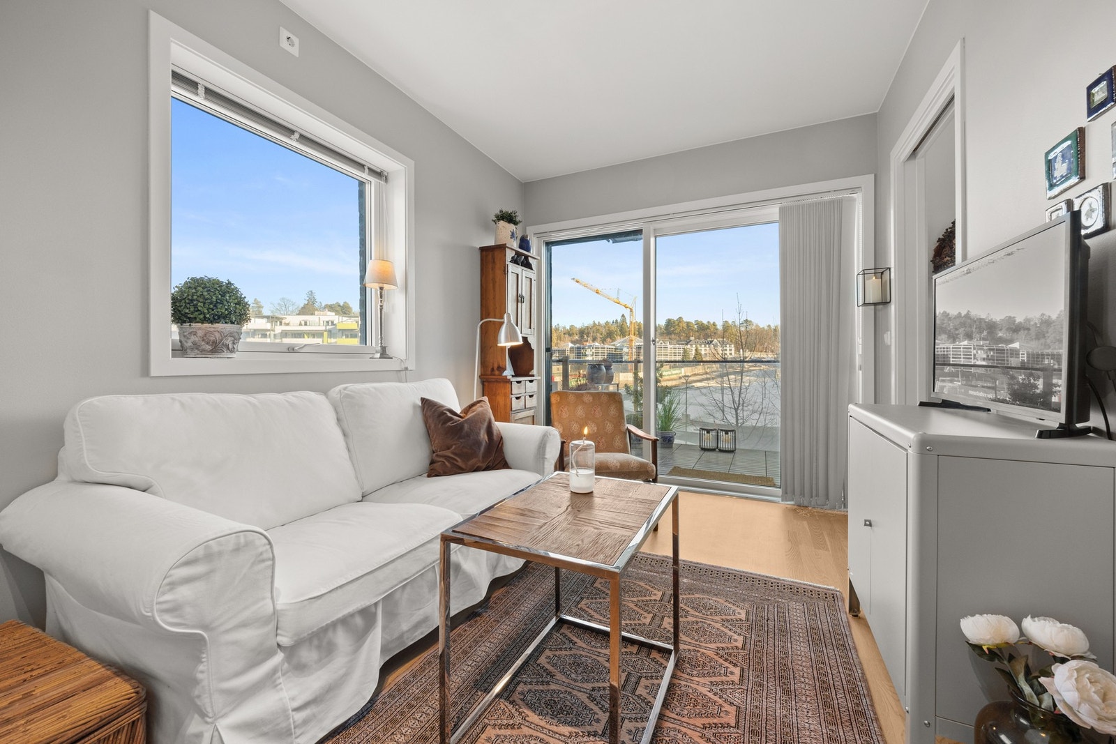 Stuen får inn godt med lys fra de store vindusflatene Galleribilde