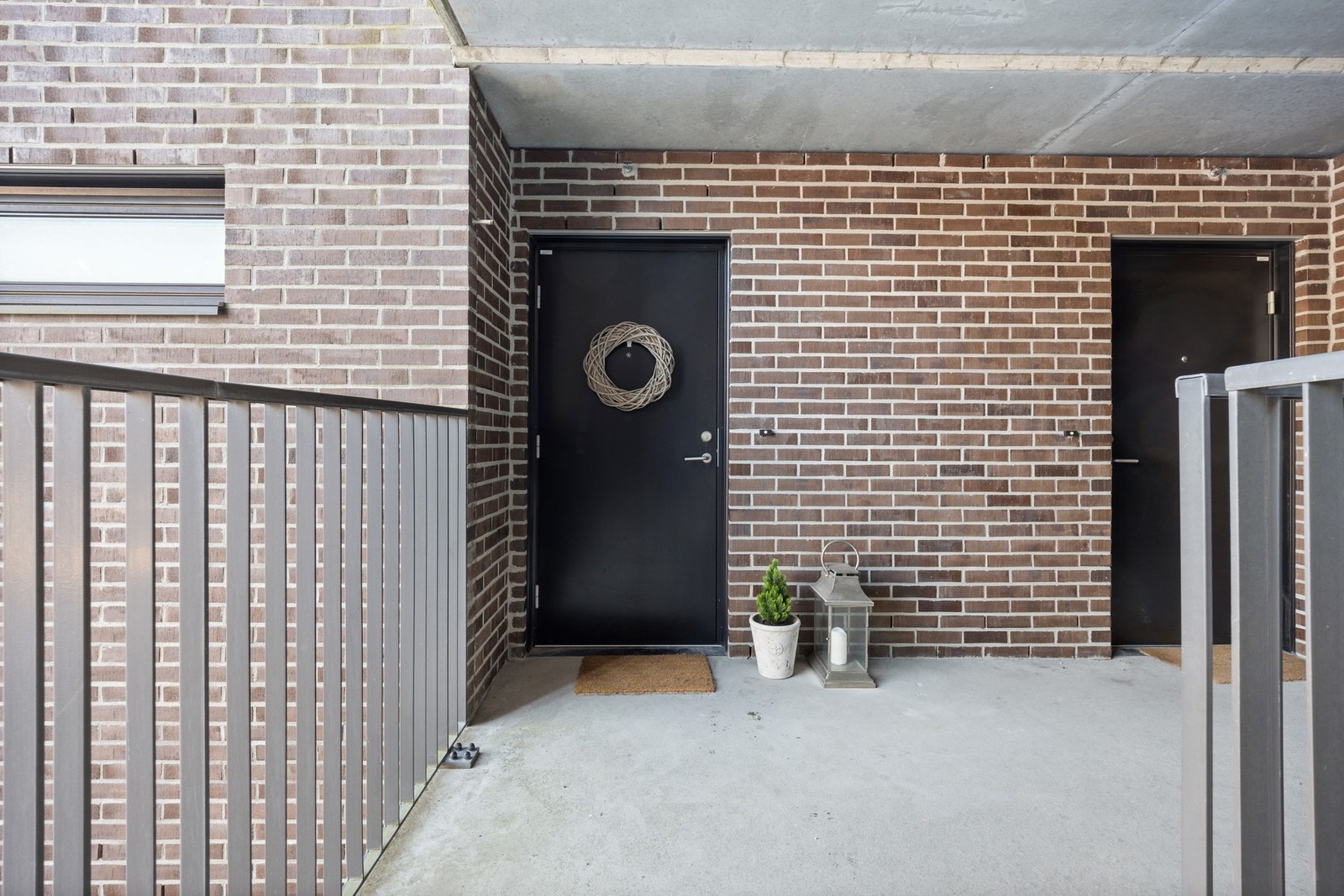 Boligen har inngang via felles svalgang Galleribilde