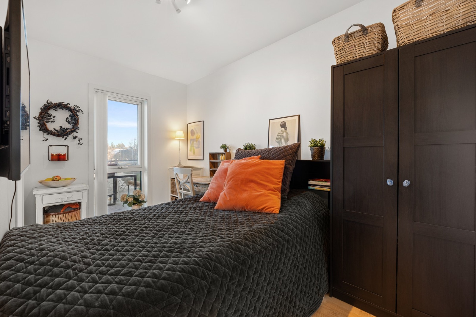 Det er plass til dobbeltseng og garderobeskap Galleribilde