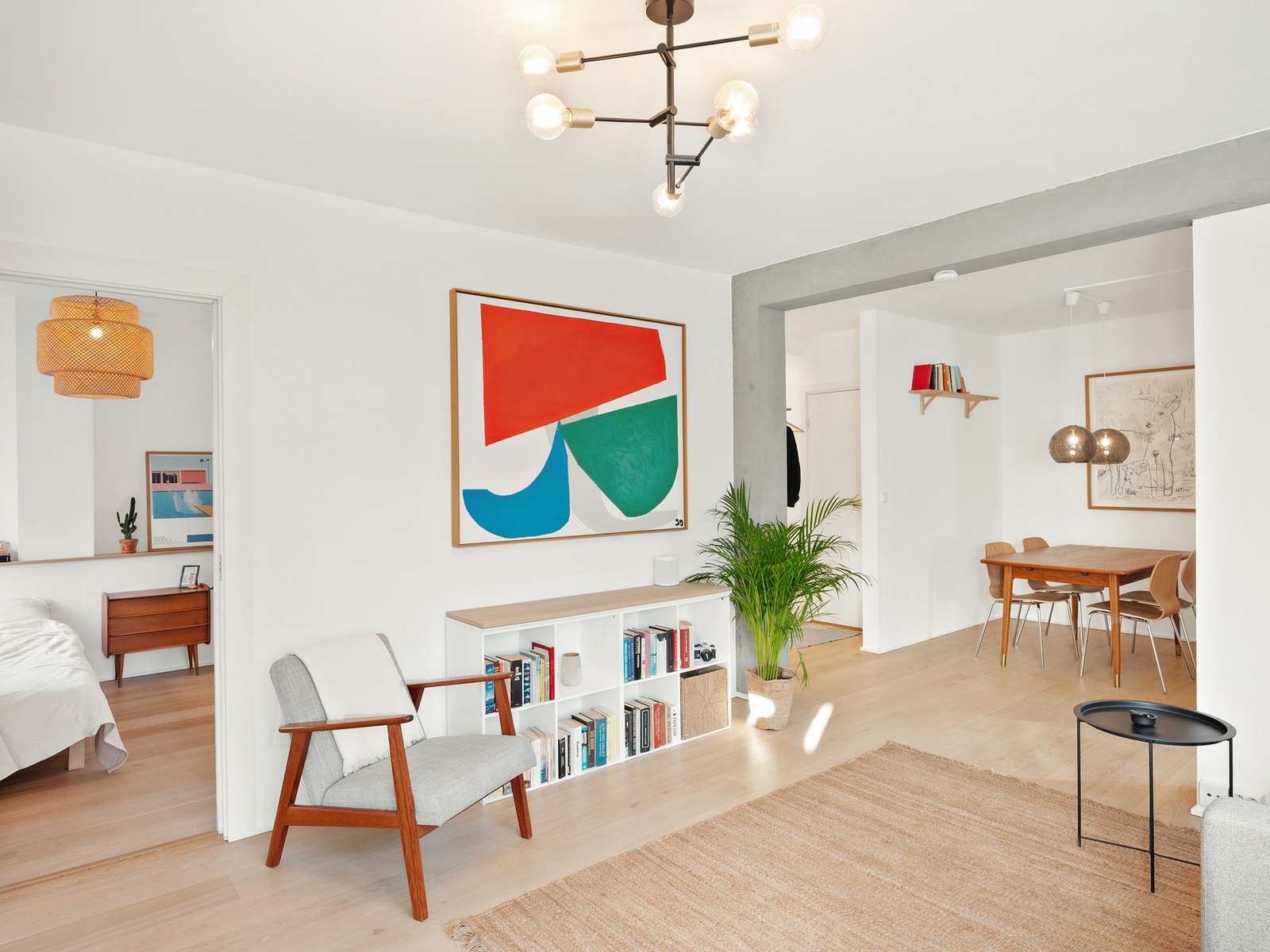 Leiligheten har en praktisk planløsning med naturlige soner for sofagruppe og spiseplass. Galleribilde