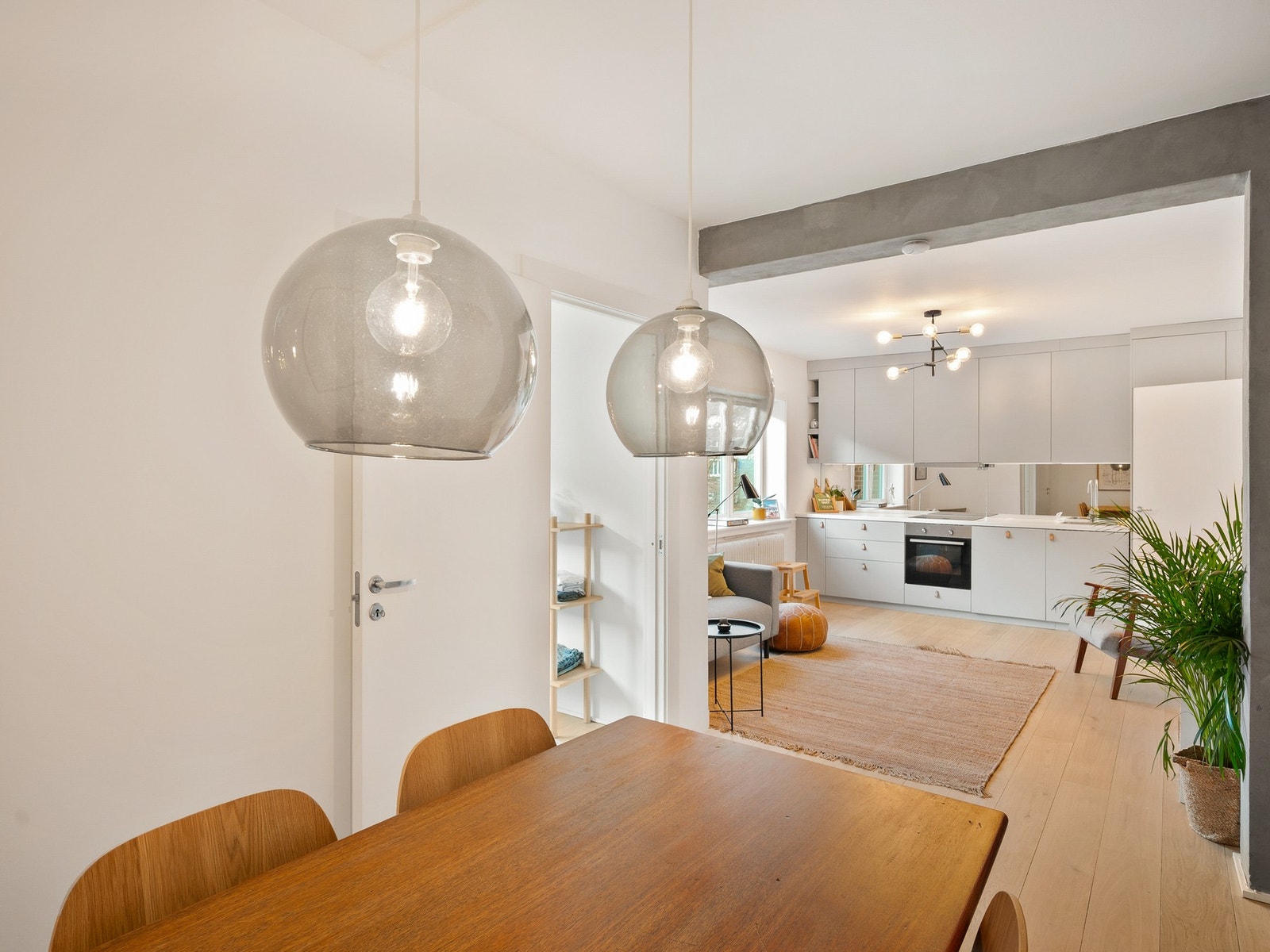 Takhøyden er målt til 257 cm som gjør at leiligheten oppleves åpen og luftig. Galleribilde