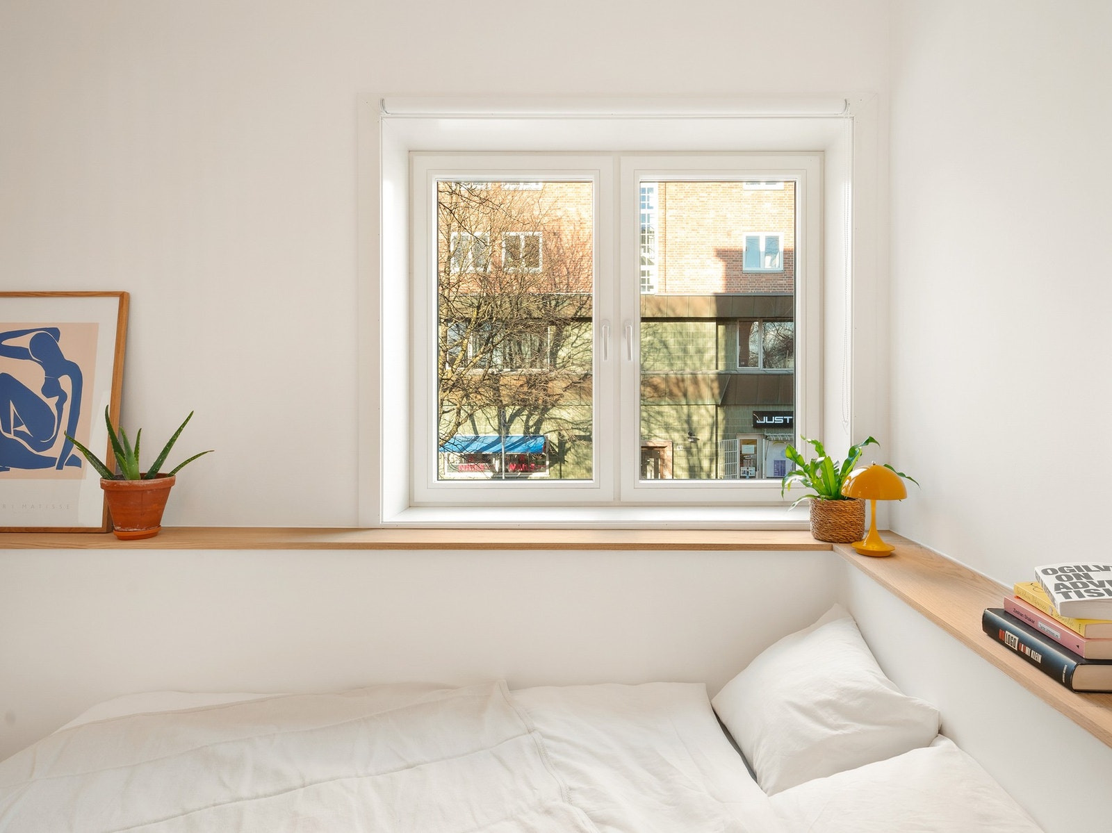 Lyse fargevalg og rikelig lysinnslipp skaper en luftig og behagelig romfølelse. Galleribilde