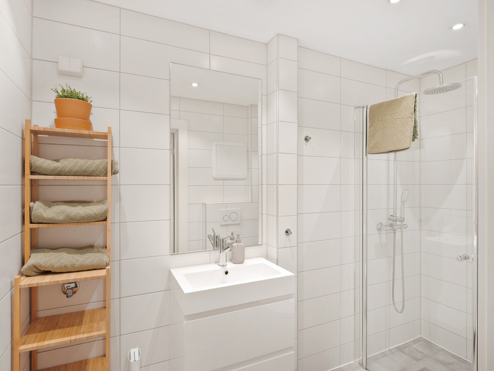 Lyst, flislagt bad fra 2017 med varmekabler i gulvet og downlights i taket. Galleribilde