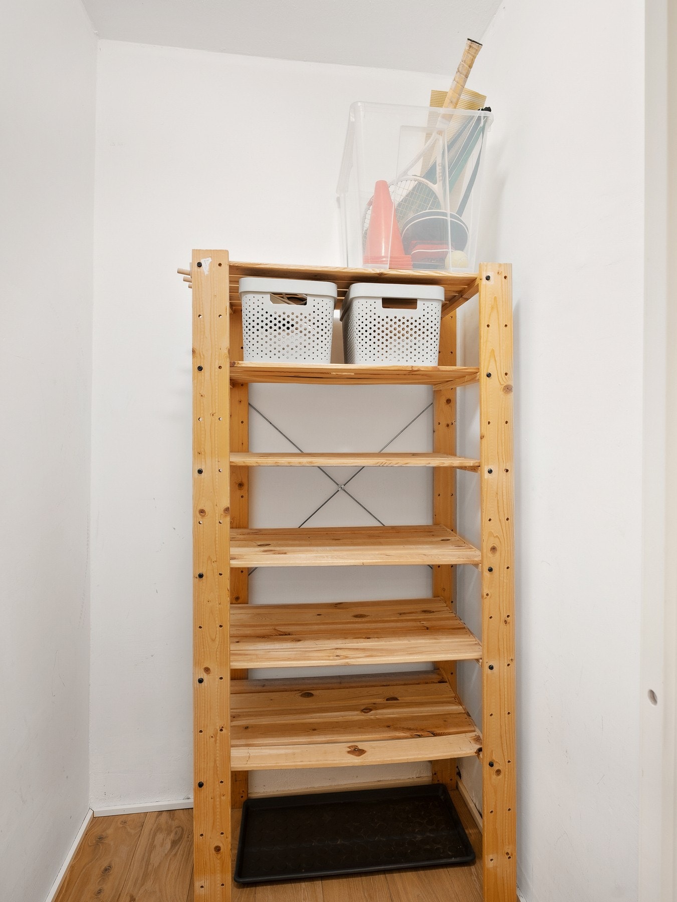 Boden i leiligheten gir praktisk oppbevaringsplass. Galleribilde