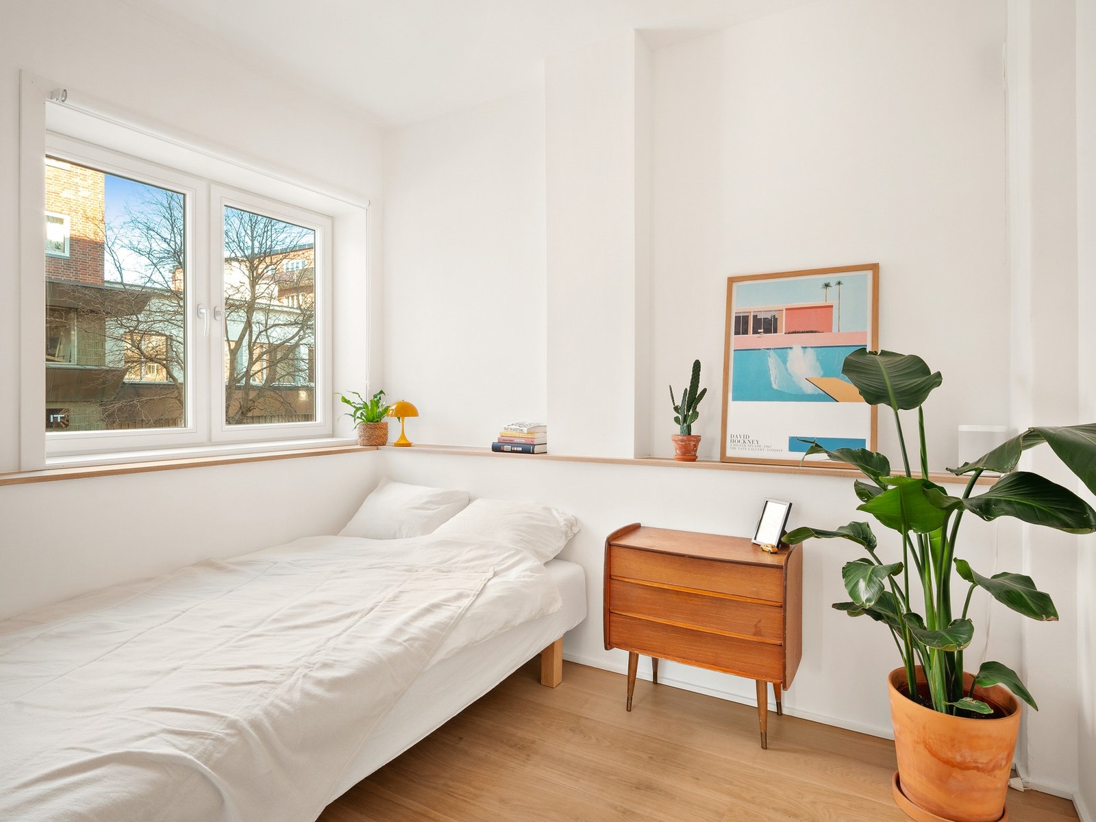 Leiligheten har brede vinduskarmer som gir ekstra plass til dekor og pynt. Galleribilde