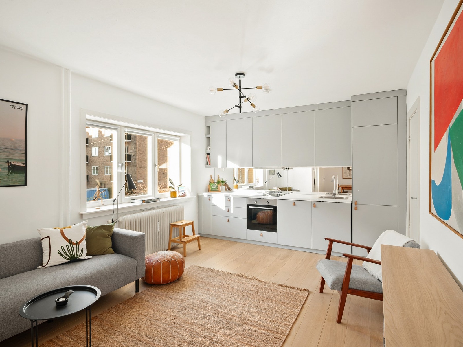 Hele leiligheten gjennomgikk en betydelig oppussing i 2016-2017, med blant annet nye gulv, nymalte overflater, samt nytt kjøkken og bad. Galleribilde