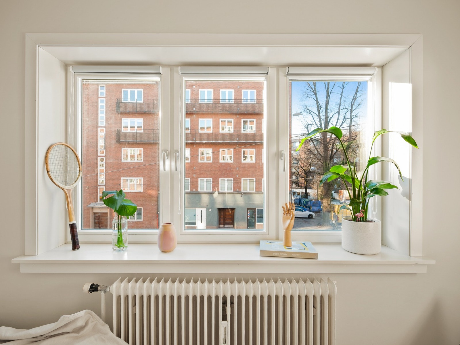 Vinduskarmene gjør seg utmerket til planter, dutlys og diverse interiør Galleribilde