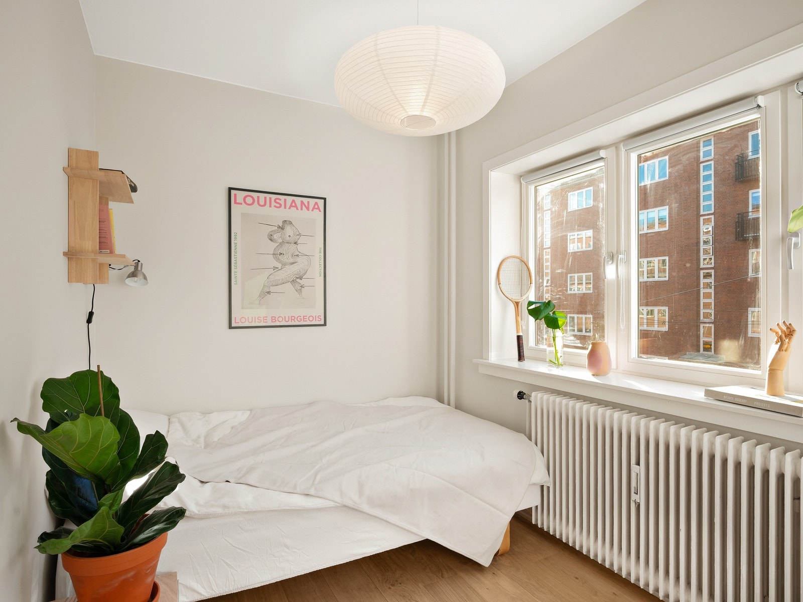 Varmtvann til forbruk og oppvarming med radiatorer er inkludert i felleskostnader. Radiator på soverommet sørger for jevn og behagelig temperatur, og gir ekstra komfort på kalde dager. Galleribilde