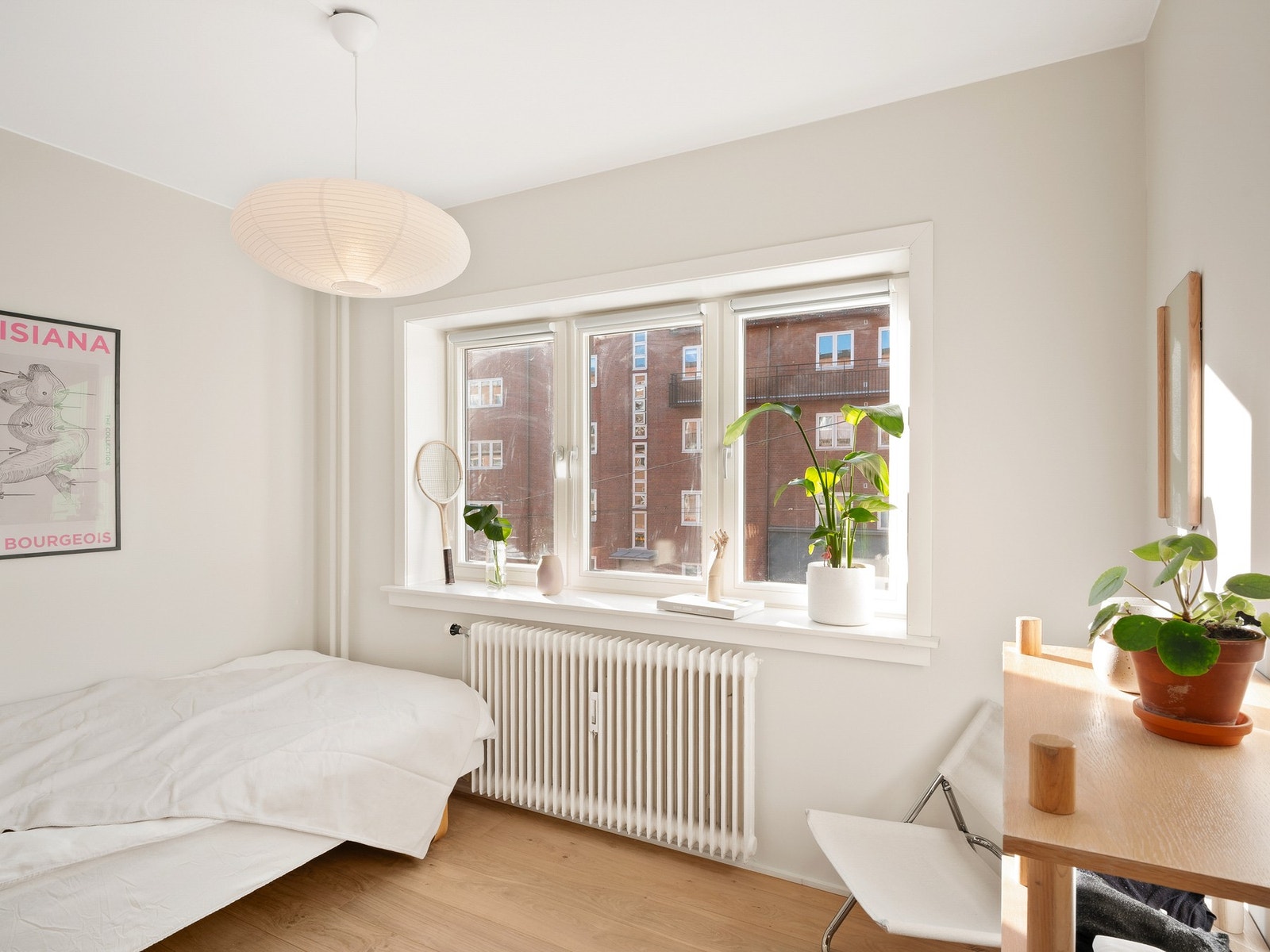 Soverom 2 er også av god størrelse. Legg merke til det naturlige lyssinnslippet fra de store vinduflatene Galleribilde