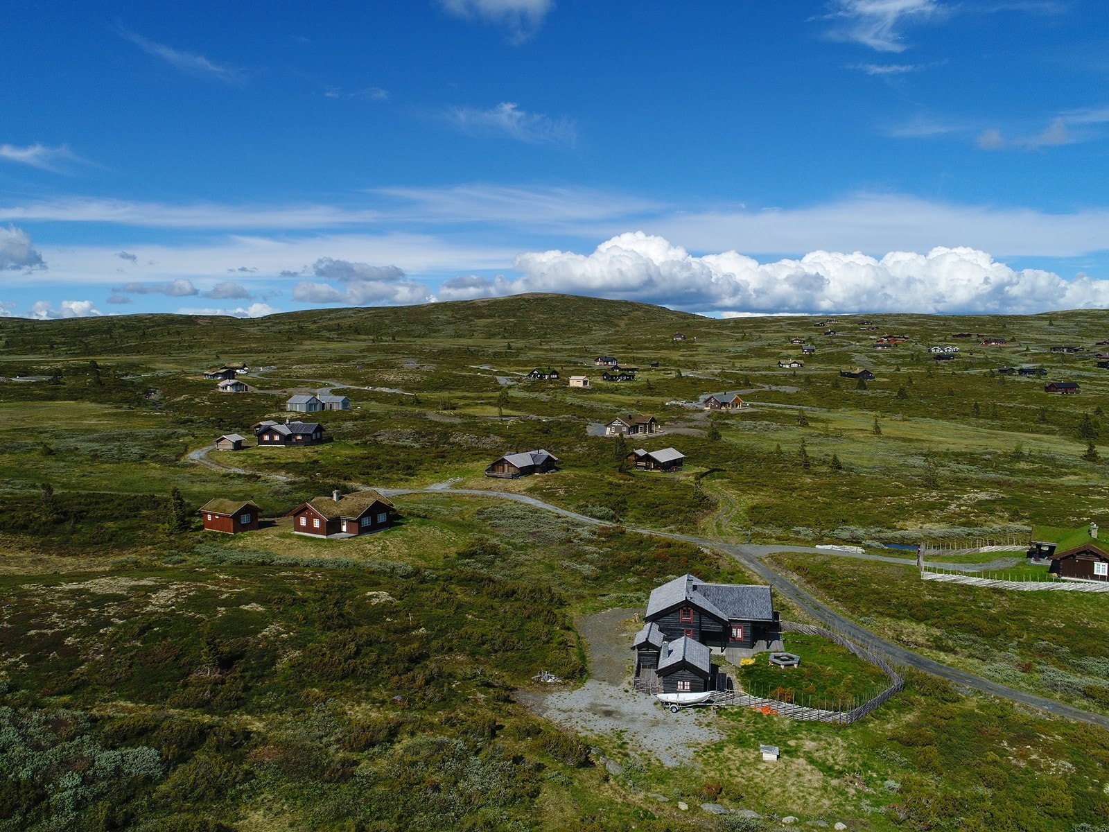 Opprinnelig er Rennefjell en gammel sætergrend, hvor det fortsatt er aktiv stølsdrift og både sauer og kuer beiter om sommeren. Galleribilde