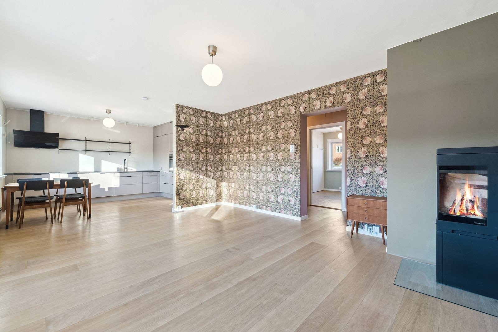 Velkommen til Edvard Griegs allé 3 B! Flott 3-roms i høy 1. etasje. Galleribilde