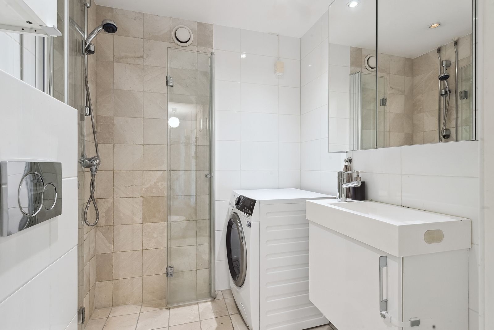 Pent flislagt bad med varme i gulv og vaskemaskin. Galleribilde