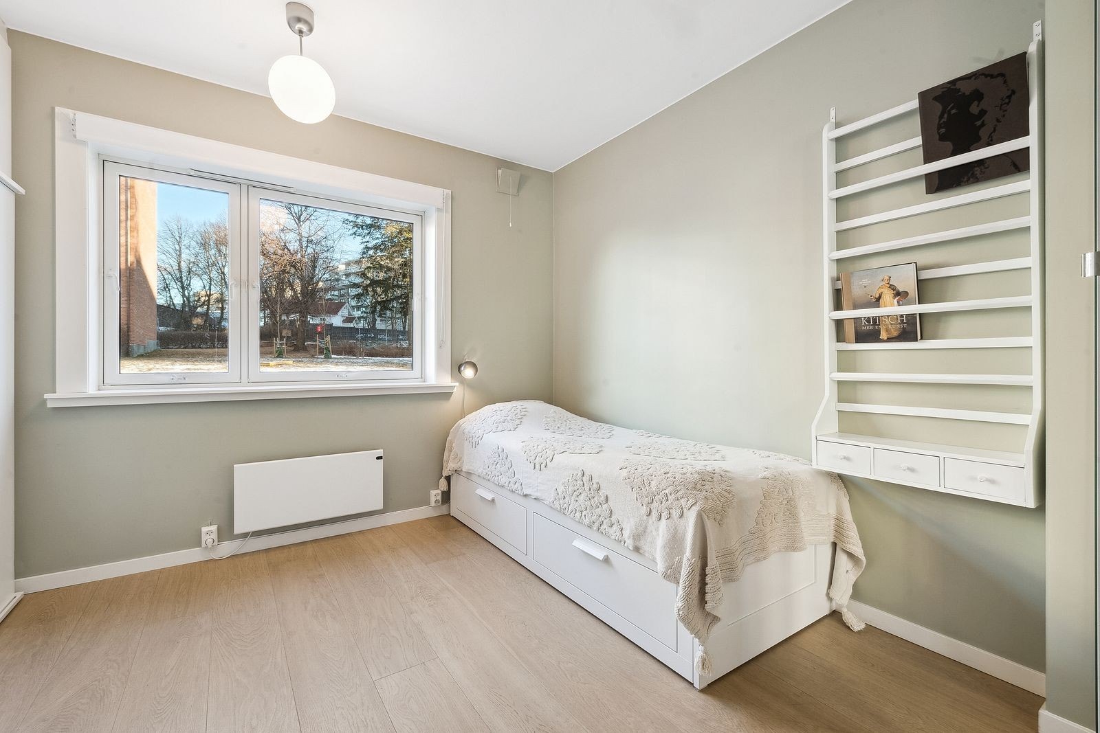 Soverom 2 med garderobeskap, utrekkbar seng kan medfølge om ønskelig. Galleribilde