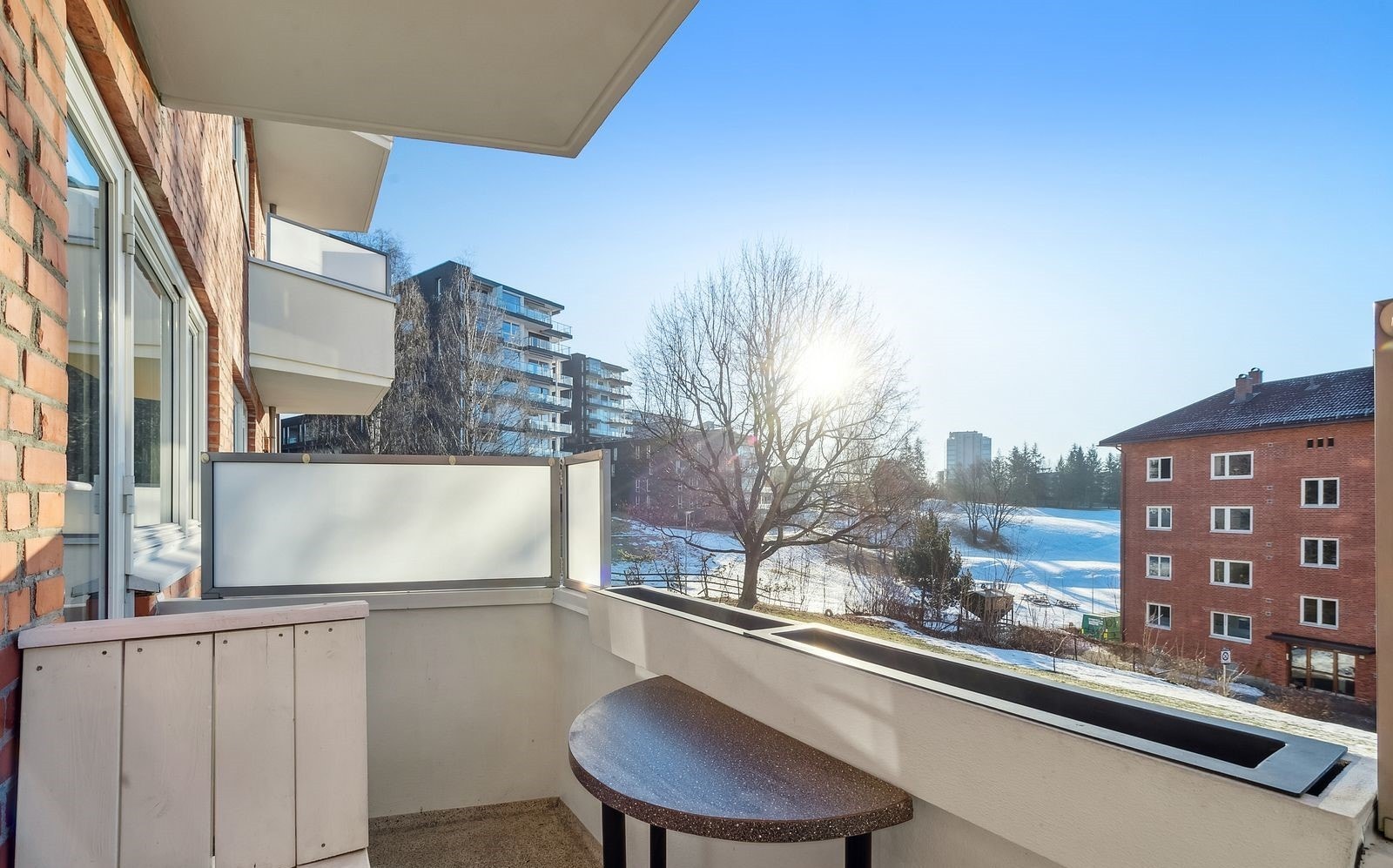 Sydvendt balkong med plassbygde møbler og pent utsyn. Galleribilde