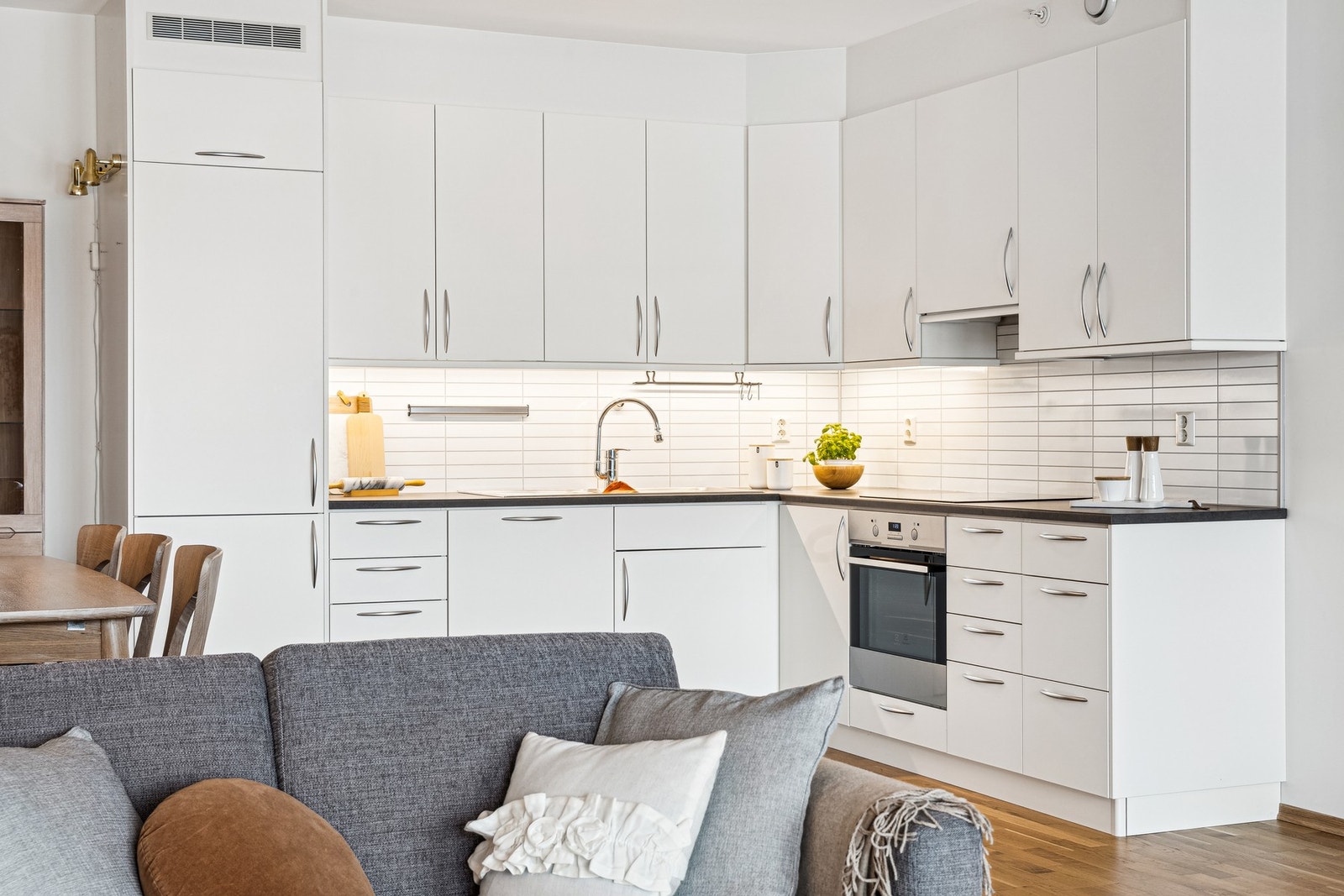 Romslig kjøkken med integrerte hvitevarer Galleribilde