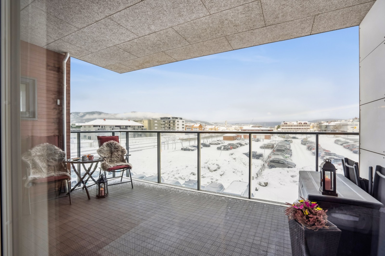 Romslig balkong med takoverbygg Galleribilde