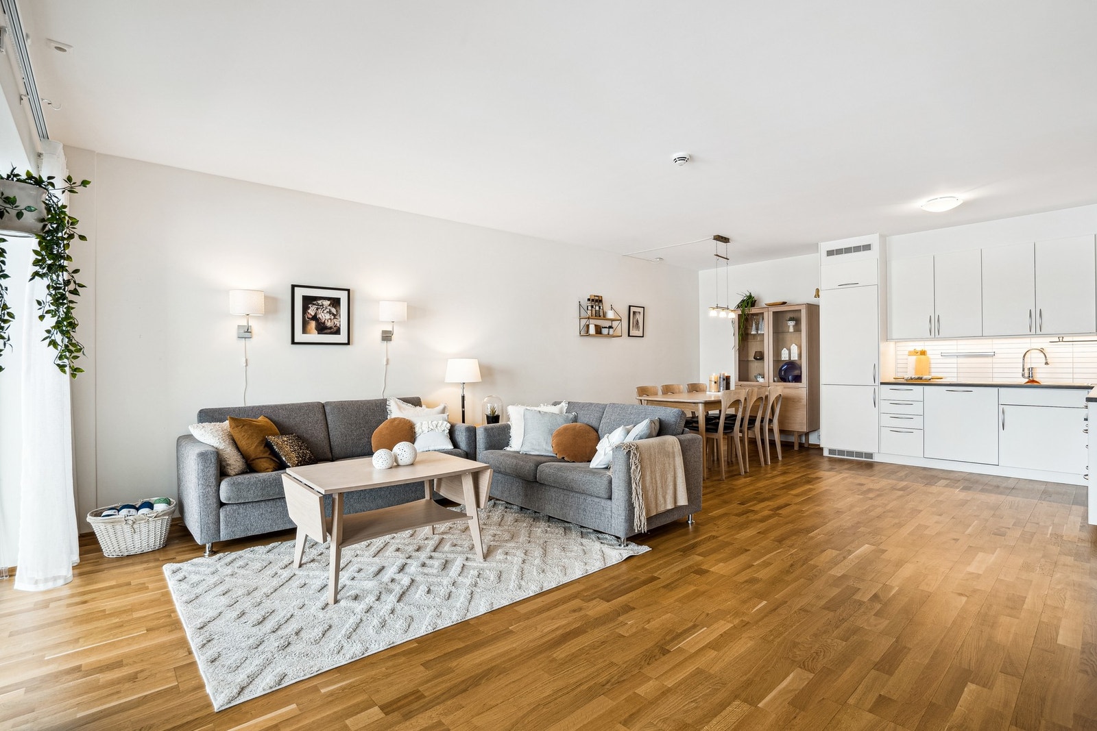 Stue med åpen løsning mot kjøkken Galleribilde