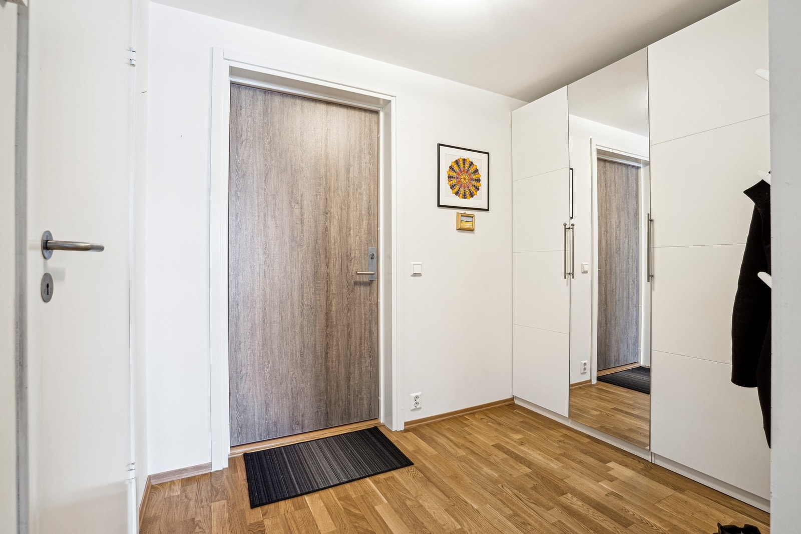 Entré med skyvedørsgarderobe. God plass til sko og tøy Galleribilde