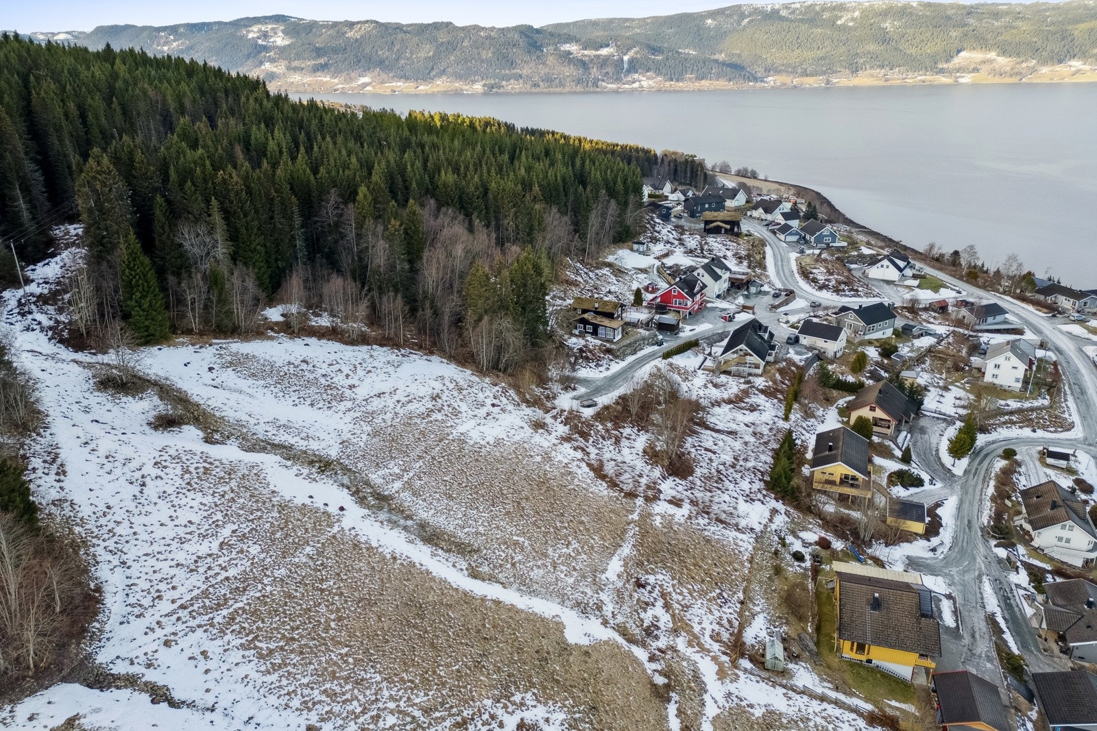 Med sitt fredelige nærmiljø, flotte natur og gode solforhold er denne tomten en sjelden mulighet for deg som ønsker å skape et hjem i vakre og rolige omgivelser. Galleribilde