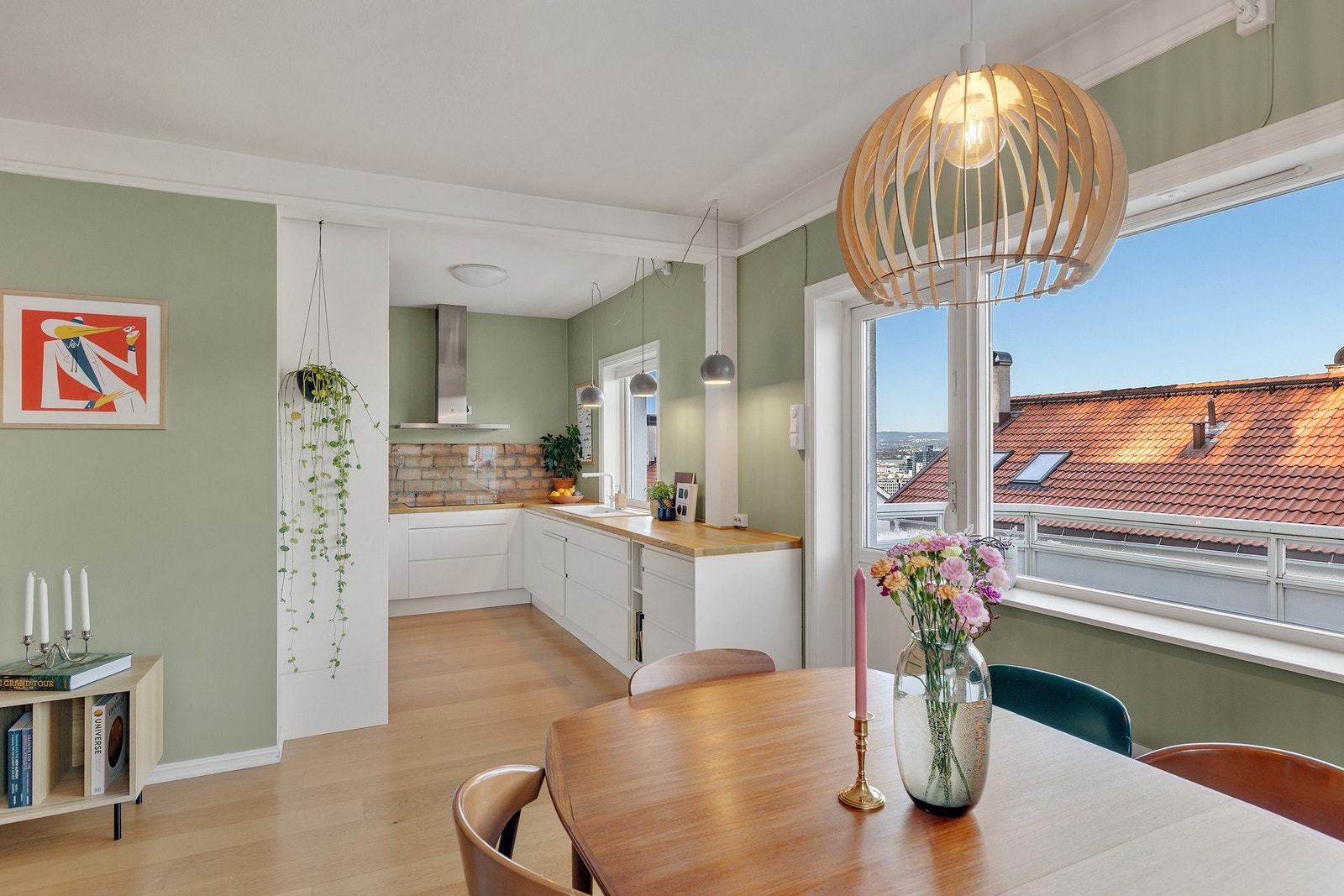 Stue og kjøkken skaper en åpen og innbydende atmosfære Galleribilde