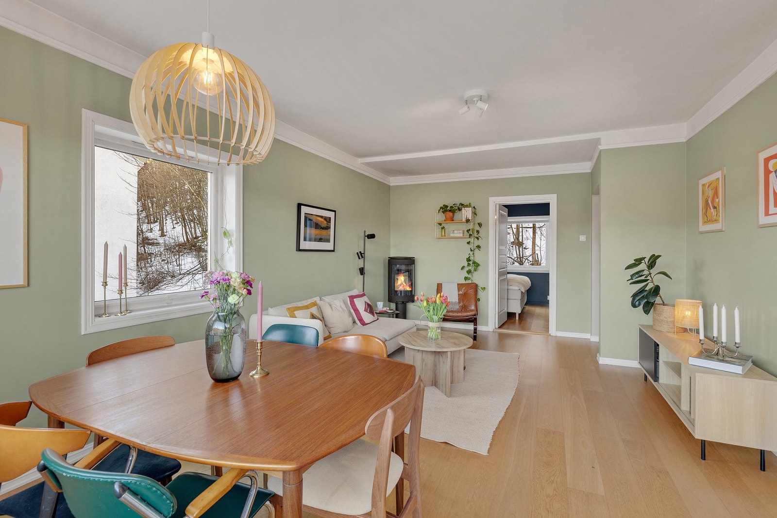 Stuen har plass til både sofagruppe, spisebord og andre møbler som skaper et hyggelig hjem. Galleribilde