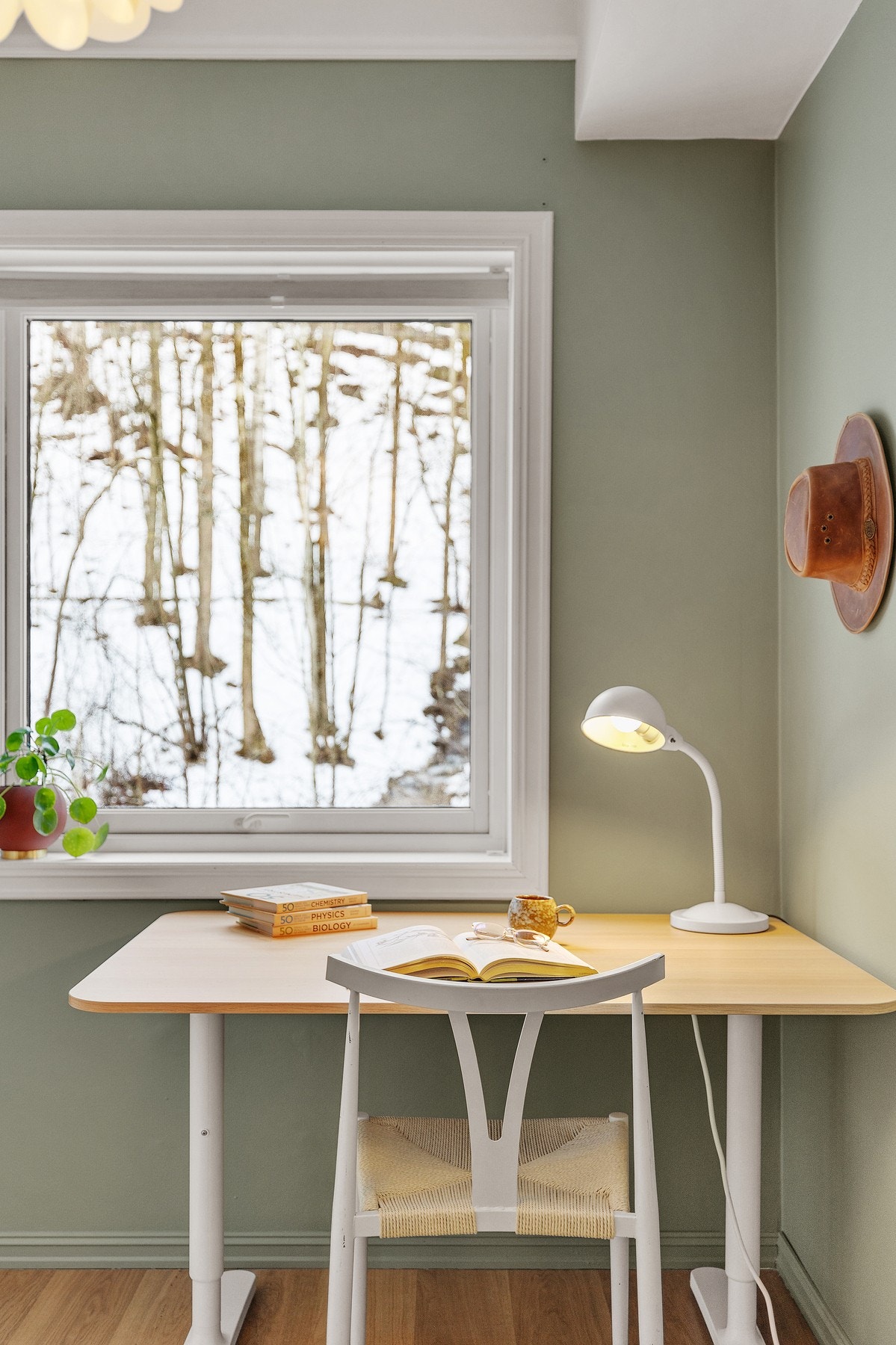 Rommet gir god plass til å sette opp skrivepult, perfekt for et hjemmekontor. Begge soverommene er vendt ut mot skog og mark. Galleribilde