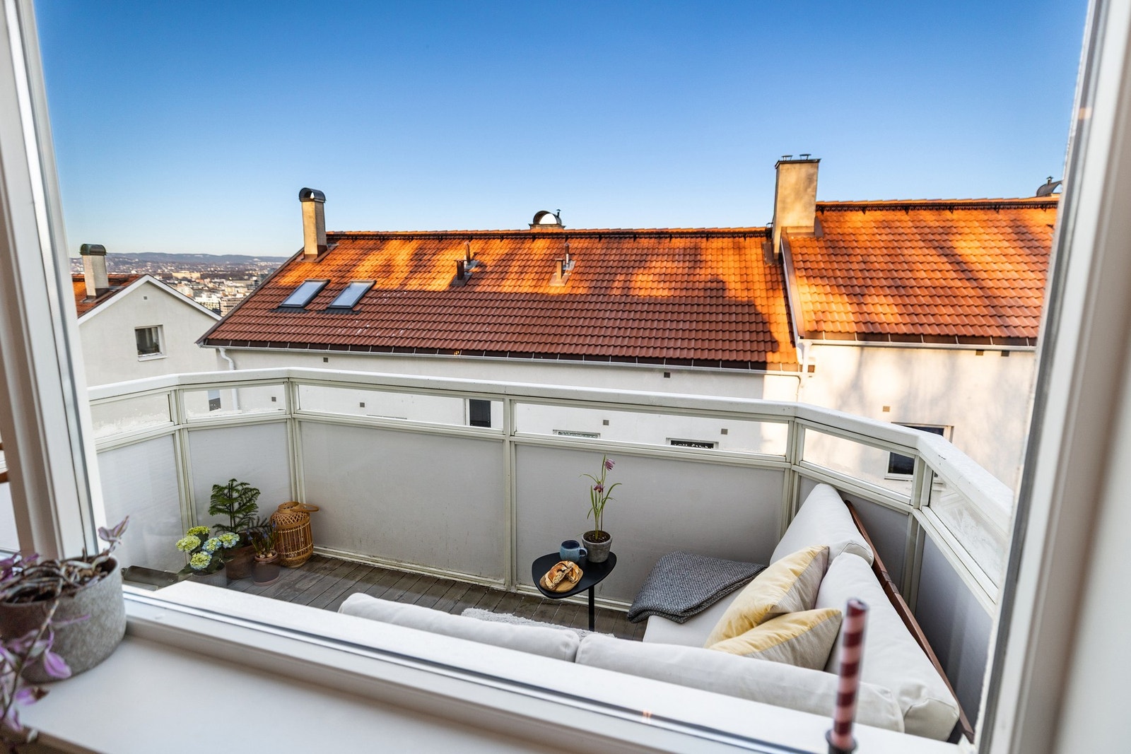 Fra kjøkken/stue er det utgang til en sjarmerende balkong. Galleribilde