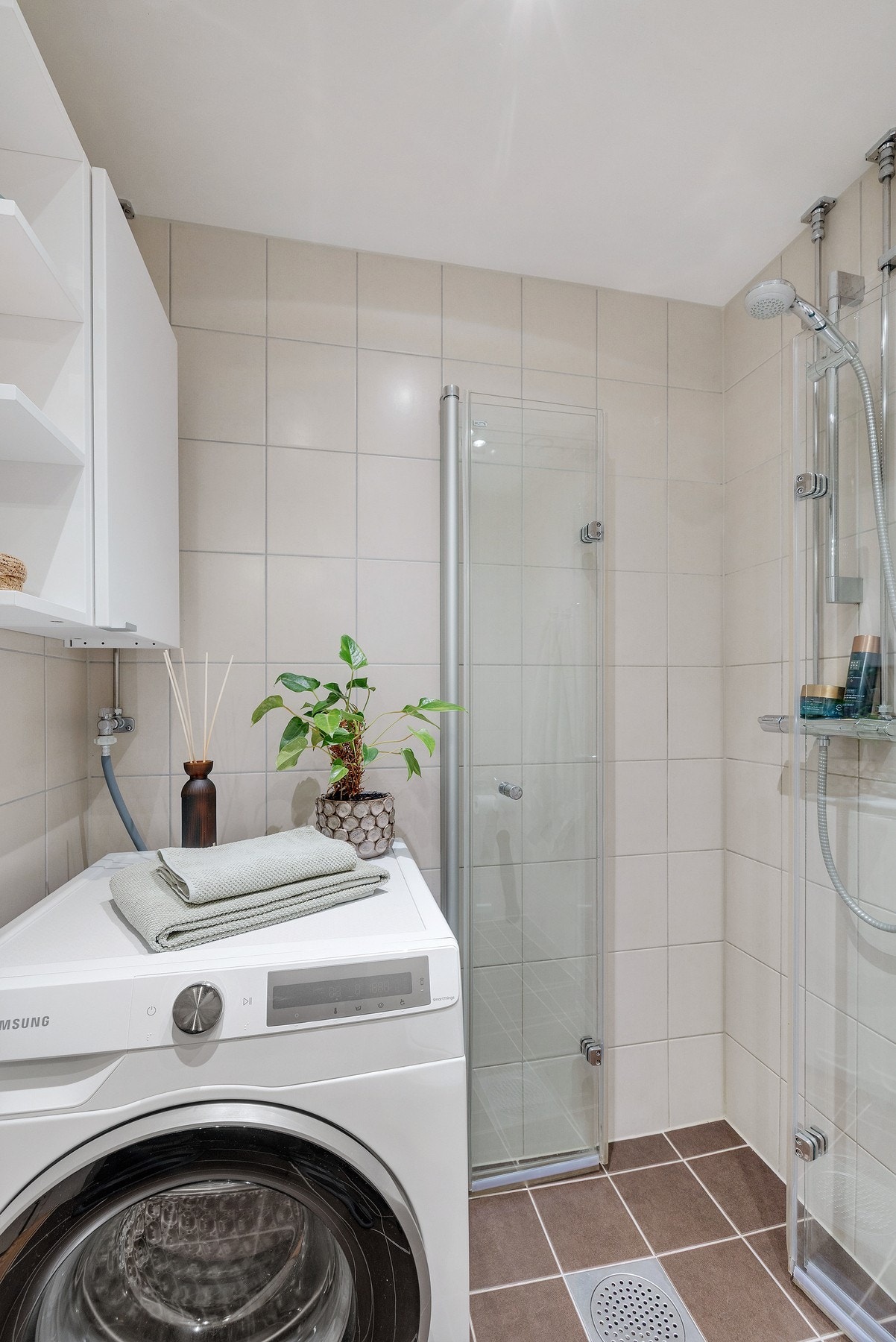 Det er opplegg for vaskemaskin og varmekabler i gulv. Galleribilde