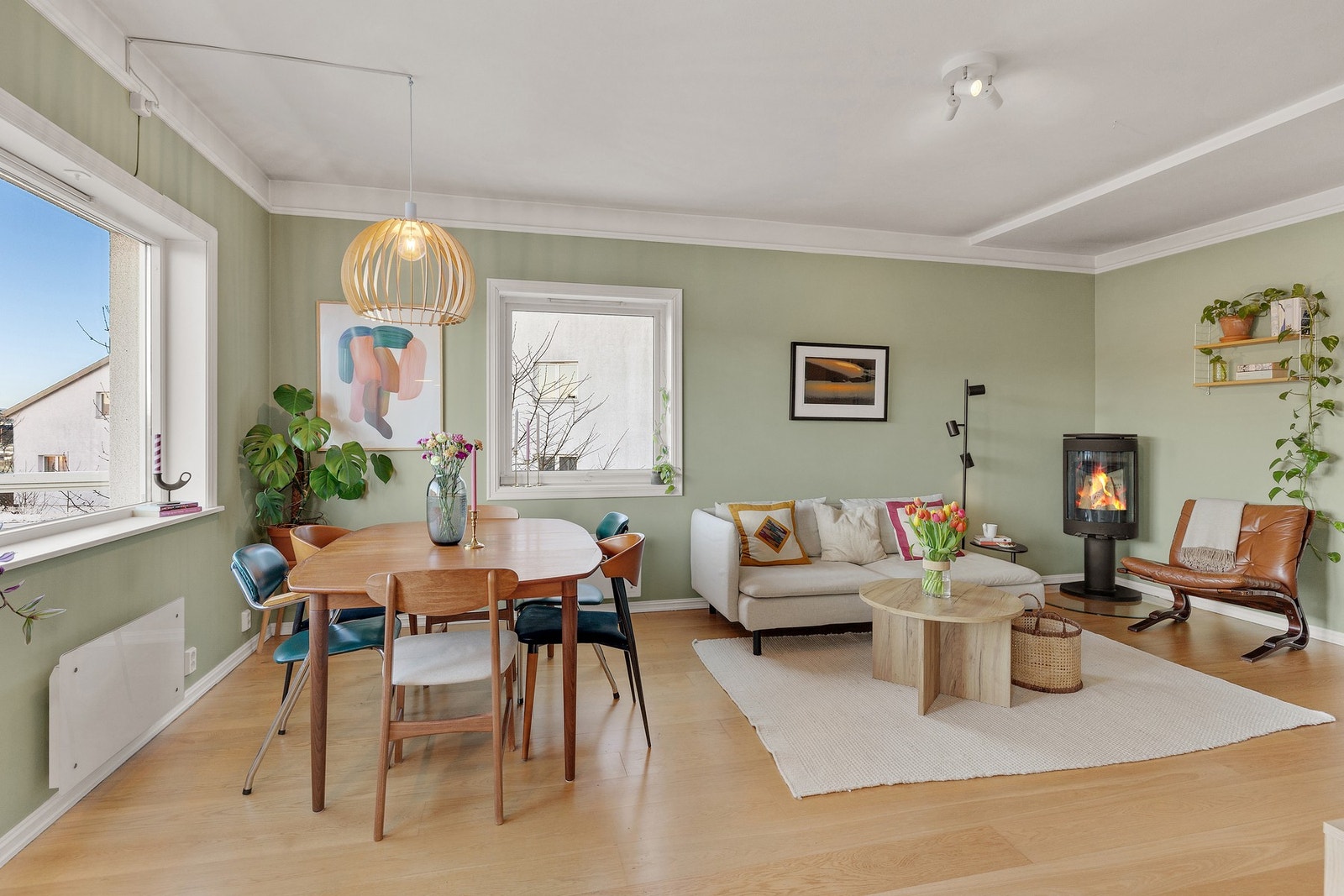 Med store vindusflater og god takhøyde føles stuen både romslig og luftig. Den moderne peisovnen er fra 2011 og pipeløpet ble rehabilitert i 2022. Galleribilde