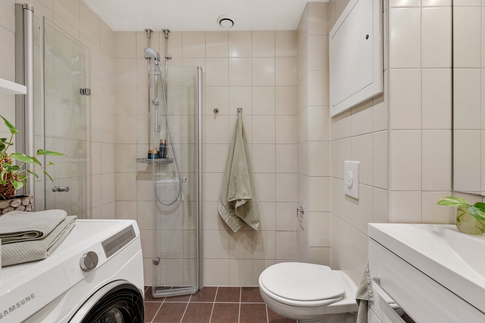 Delikat flislagt bad fra 2014, renovert i regi av sameiet. Galleribilde