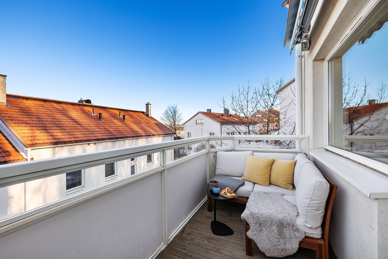 Romslig balkong med plass til utemøbler, grill og frodig beplantning - perfekt for hyggelige sommerkvelder! Galleribilde