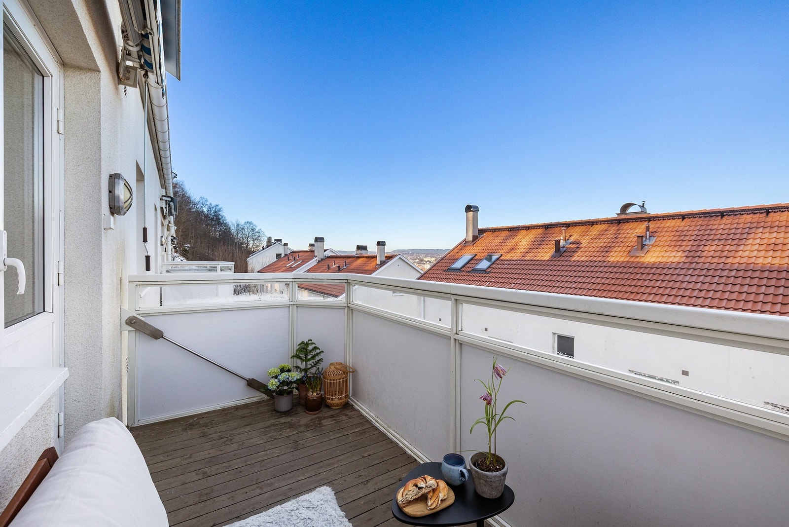 Balkongen ligger luftig til uten innsyn og er på 5,3 kvm. Galleribilde