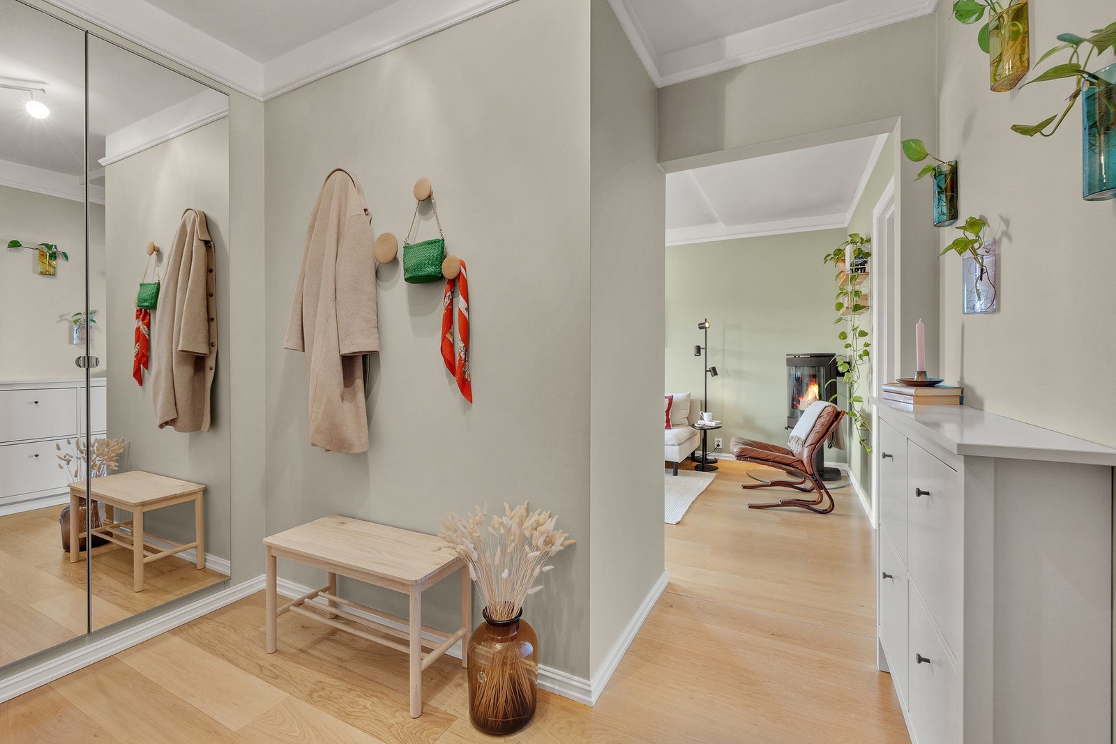 Entréen er romslig og har god plass til avheng av yttertøy. Her er det i tillegg et innebygd klesskap. Galleribilde